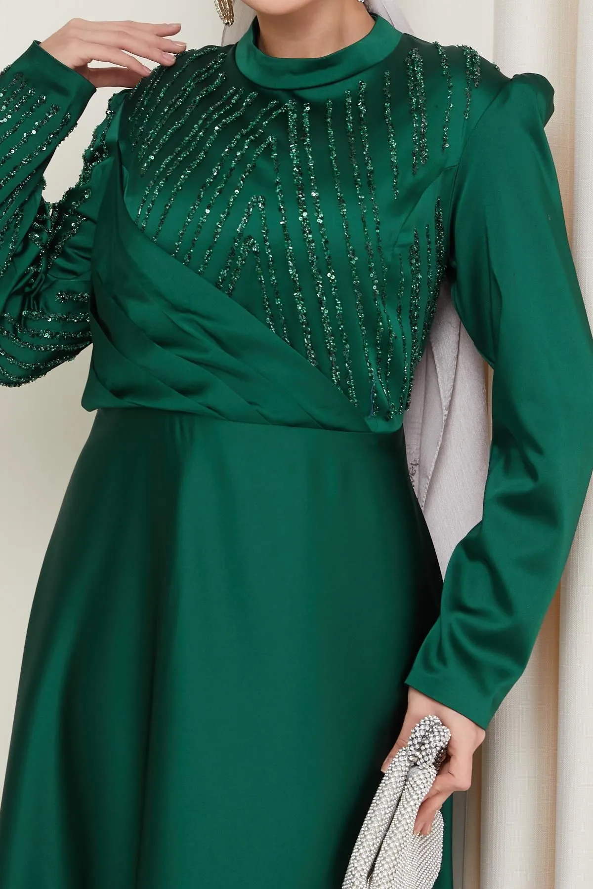 Olcay  Plus Size Hijab-Abendkleid aus Satin mit Falten und Steindetail GRÜN 1659