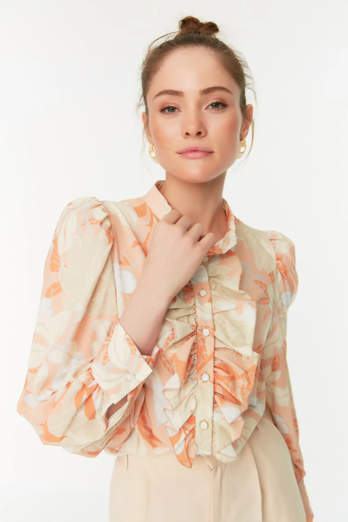 Trendyol Collection  Oranges Blumenmuster - Chiffonhemd mit Rüschen, Regular Fit TWOAW22GO0117