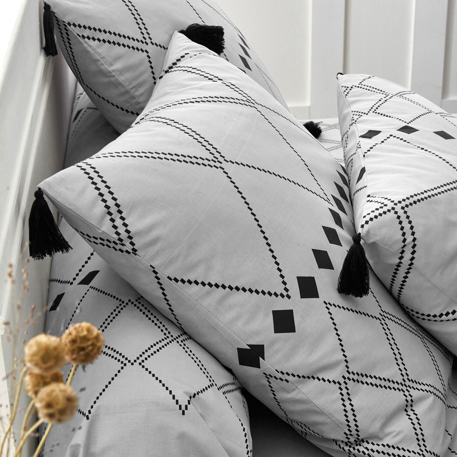 Linge de lit Massaï coton à motifs graphiques et finitions pompons
