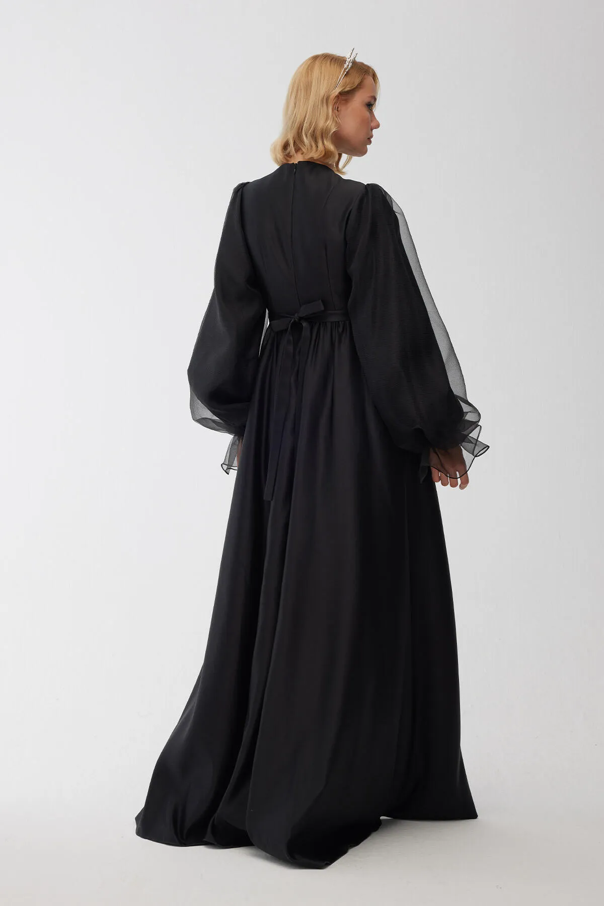 Manuka  Abendkleid aus Satin mit Steingürtel in Schwarz