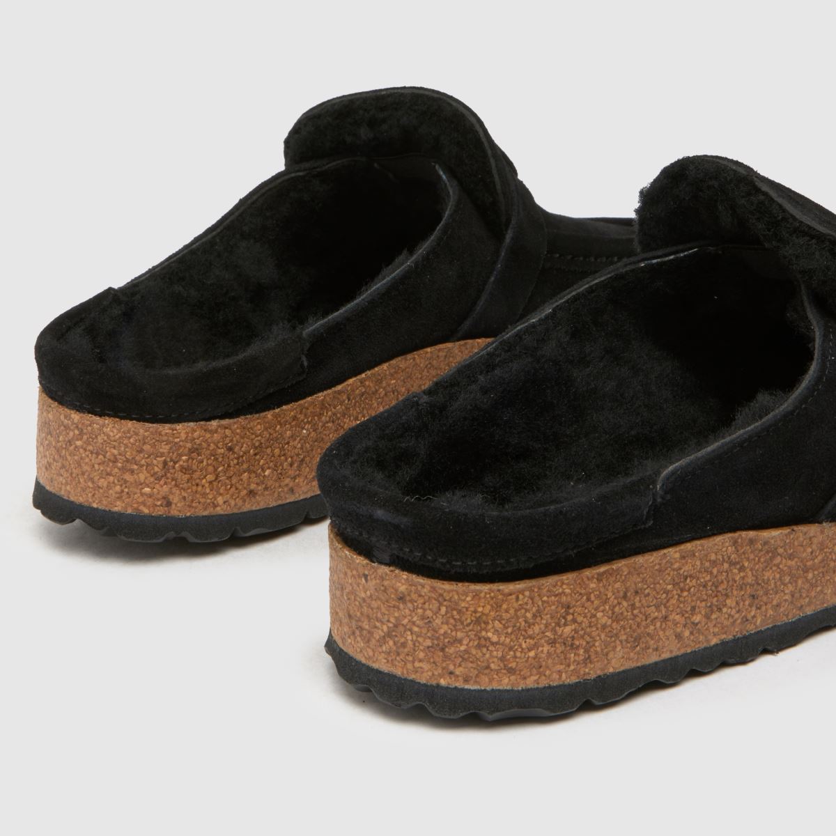 BIRKENSTOCK csatos báránybőr klumpa szandál fekete színben