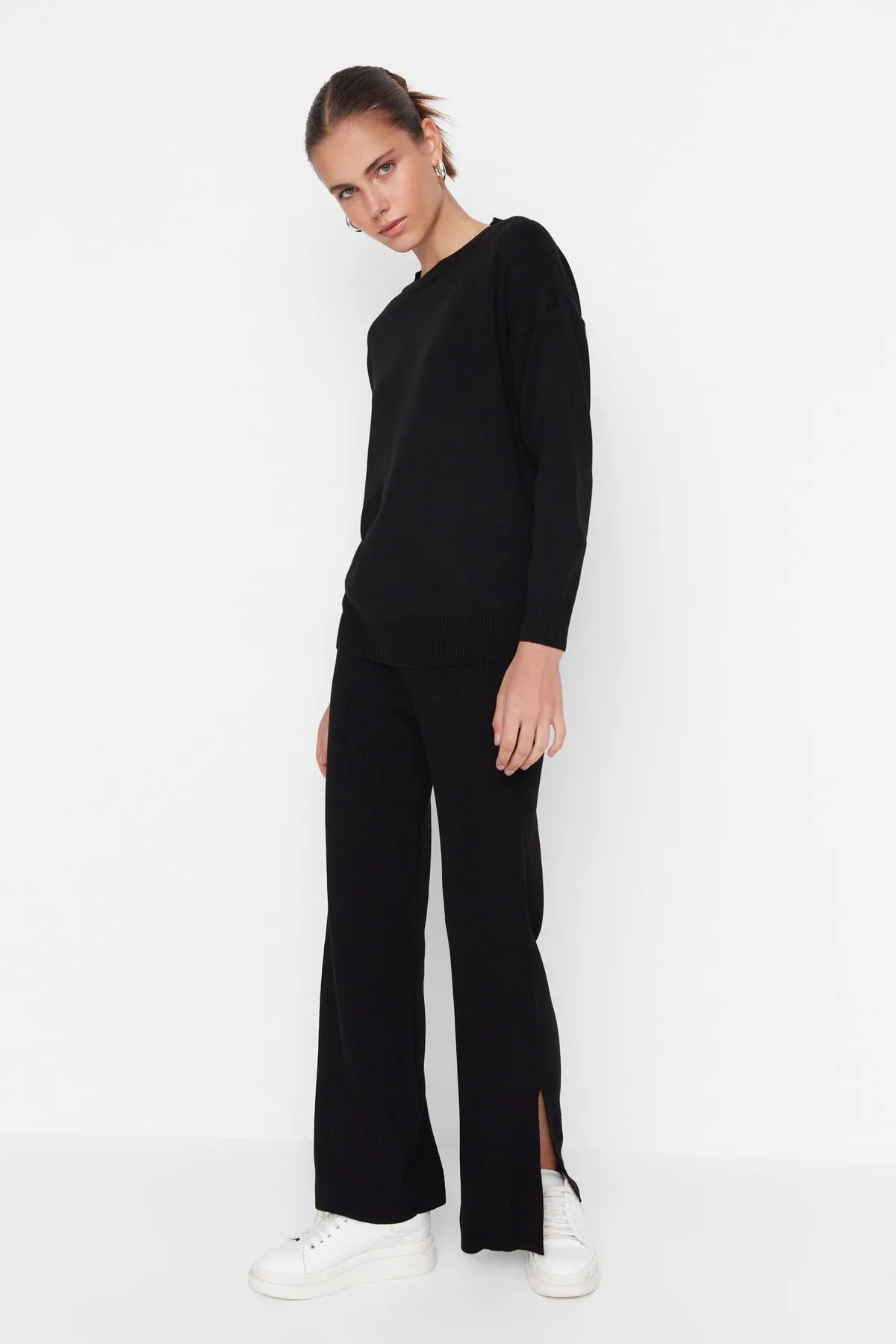 Trendyol Collection  Schwarzes, weit geschnittenes Basic-Hose-Set aus Strickoberteil und -unterteil TWOAW22AU0040