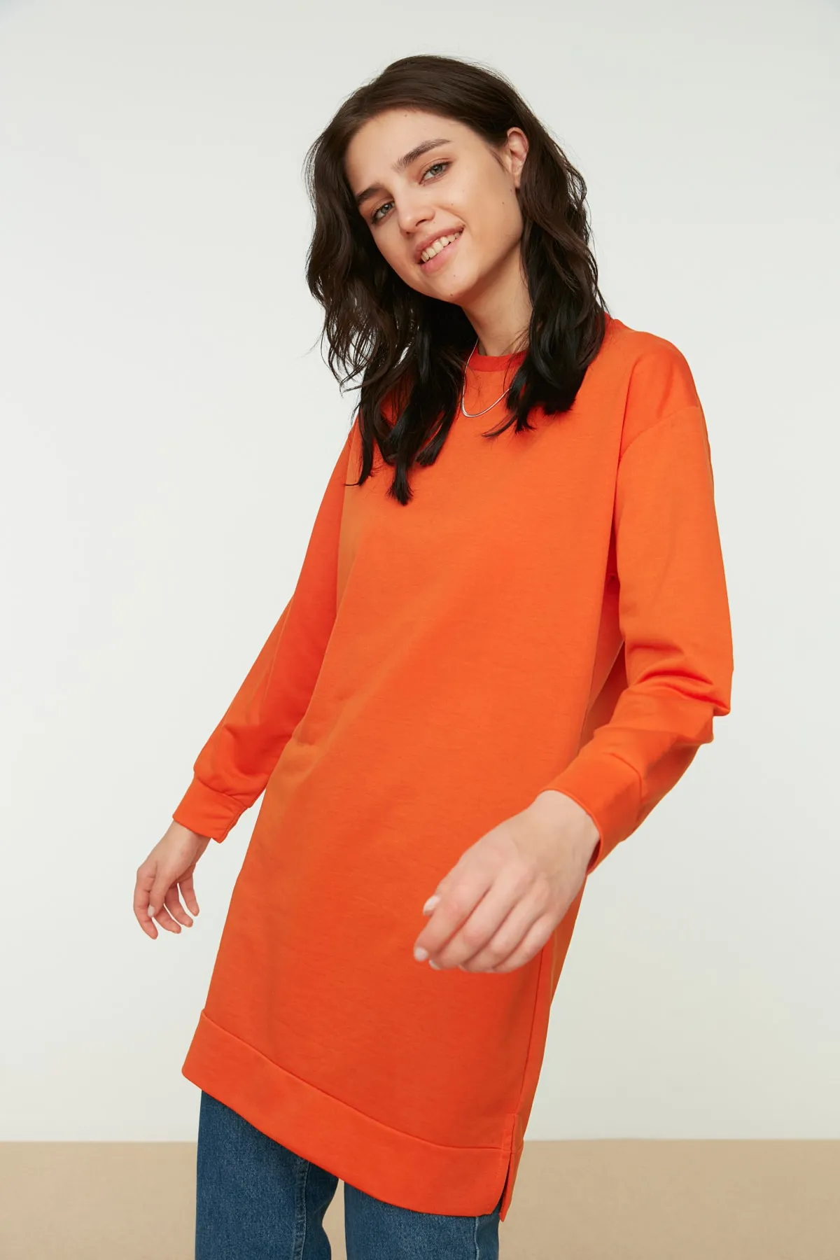 Trendyol Modest  Orangefarbenes Basic-Strick-Sweatshirt mit Rundhalsausschnitt und Schlitz und detailliertem Ausschnitt TCTAW22TW0138