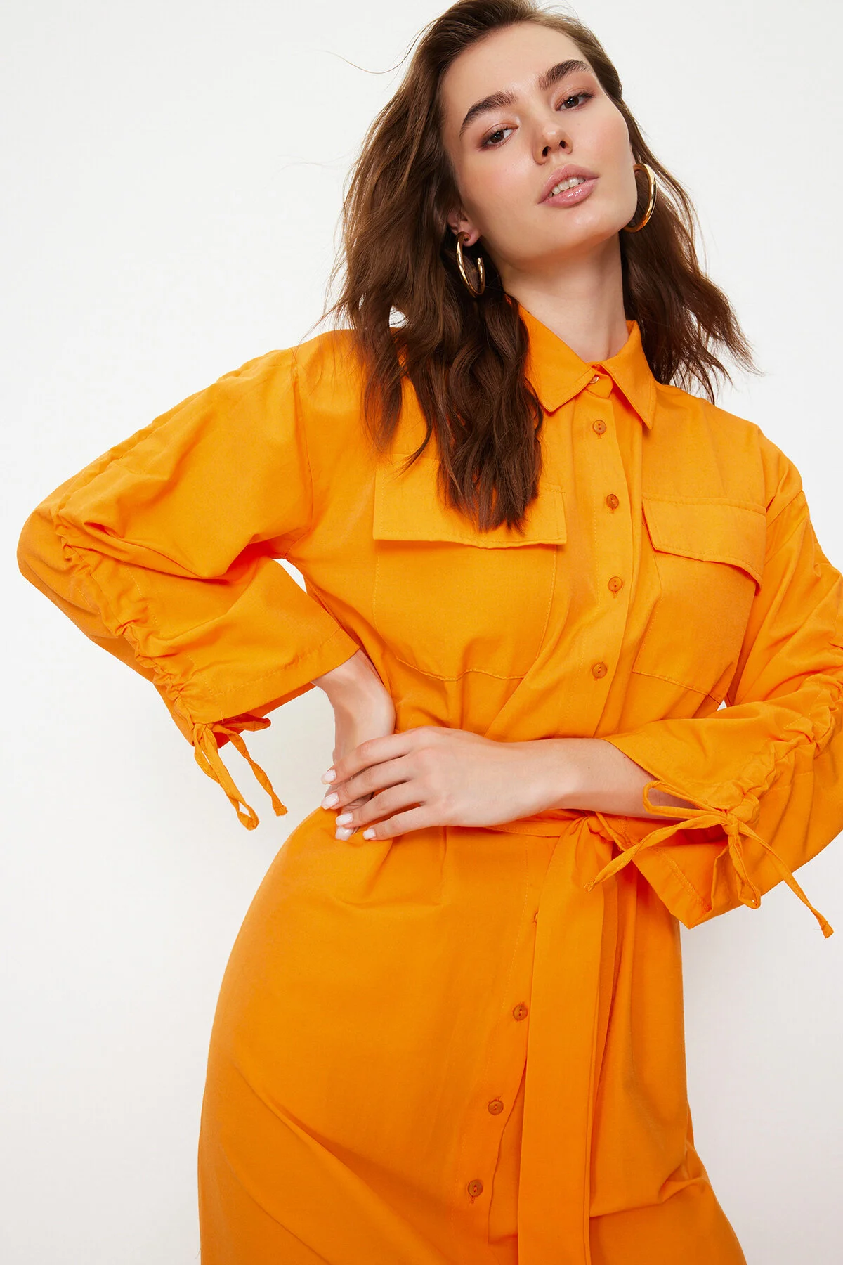 Trendyol Modest  Orangefarbenes Hemdkleid aus gewebter Baumwolle mit Gürtel und verstellbaren Ärmeln TCTSS23EB00365
