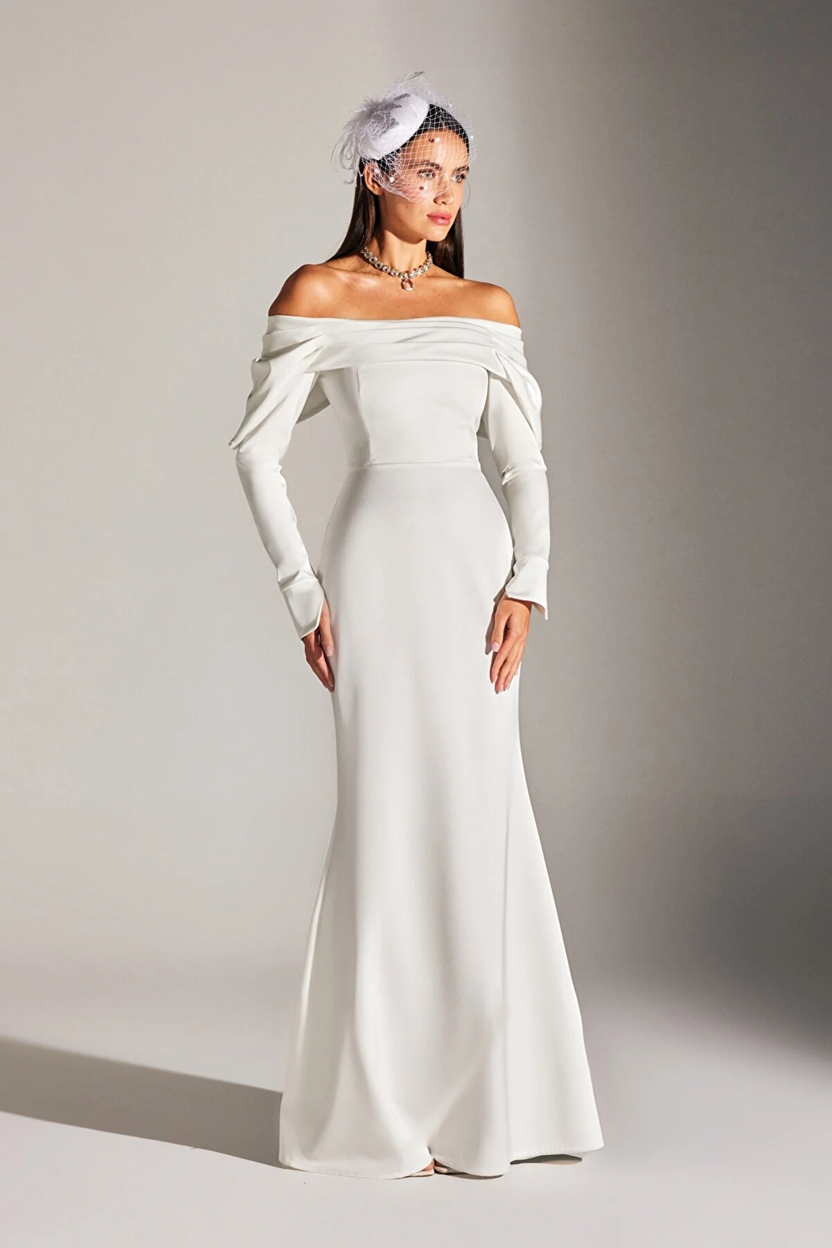 BETTY & SAM  NEUES CLARA Brautkleid mit tiefem Schulterausschnitt und Meerjungfrau-Rock in Weiß