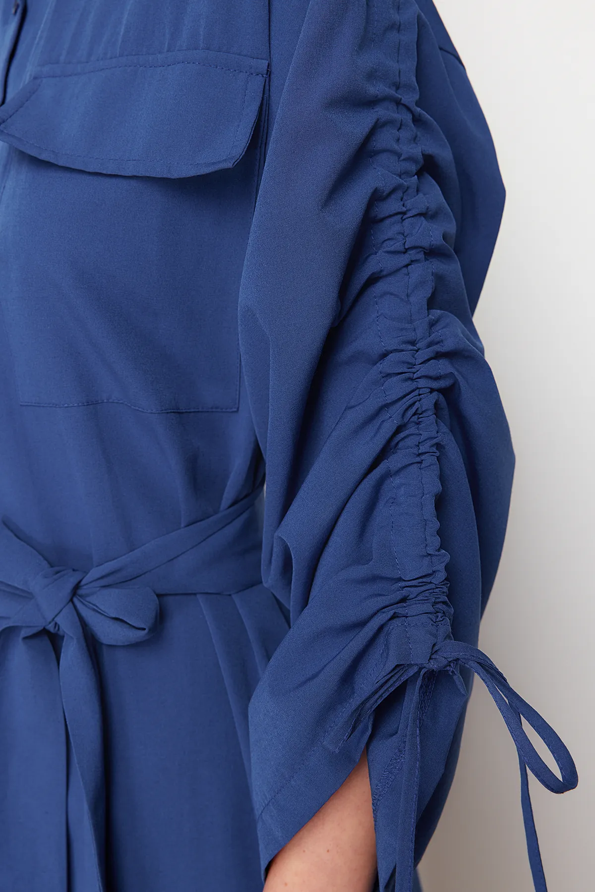 Trendyol Modest  Saks-Hemdkleid aus gewebter Baumwolle mit Gürtel und verstellbaren Ärmeln, Detail TCTSS23EB00365