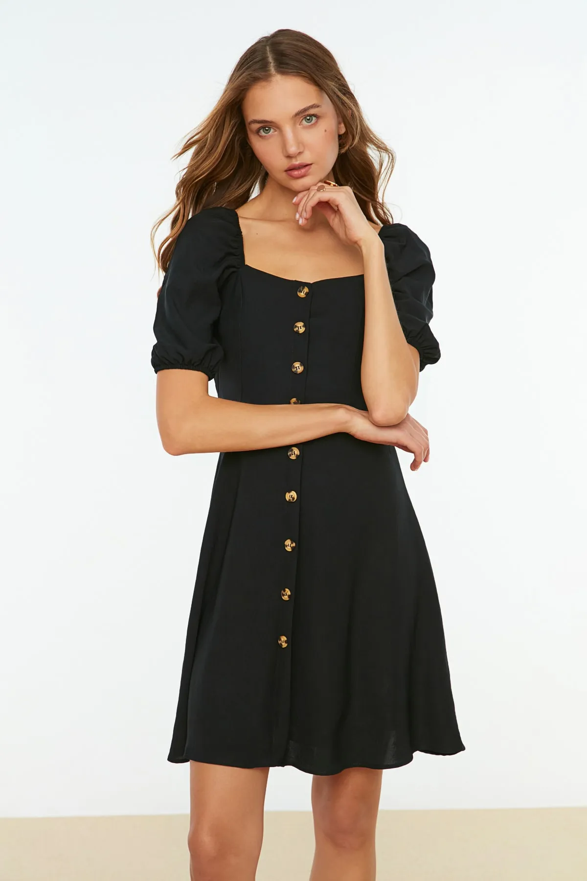 Trendyol Collection  Schwarzes A-Linien-Minikleid aus Webstoff mit Ballonärmeln TWOSS20EL2314