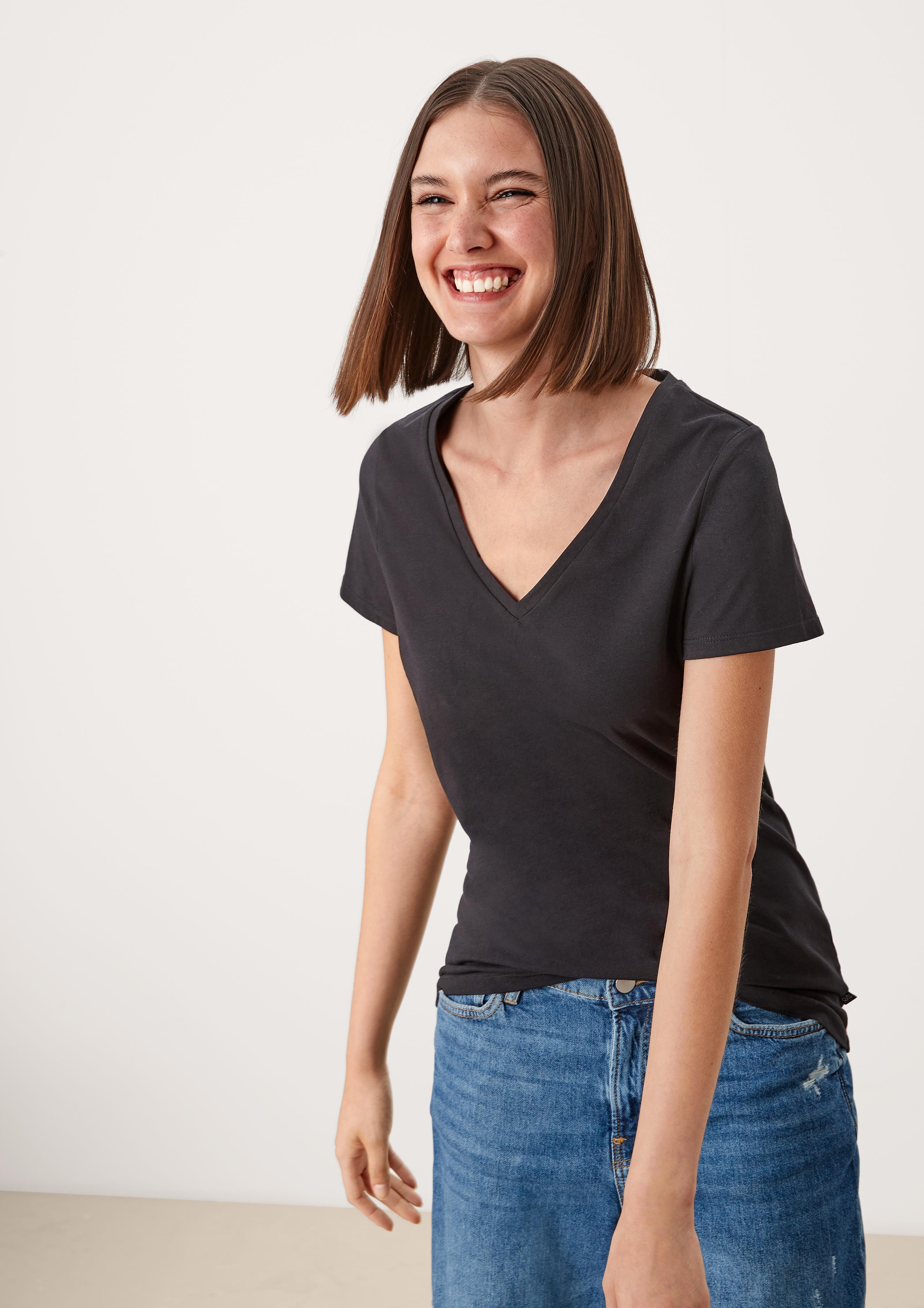 T-Shirt mit V-Ausschnitt  45.899.32.6149-9999