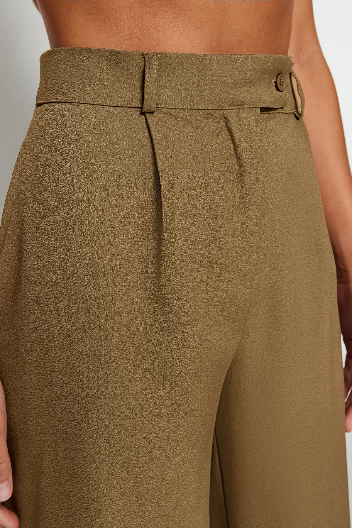 Trendyol Collection  Khakifarbene Hose mit weitem Bein/Webhose mit weitem Bein TWOAW22PL0263
