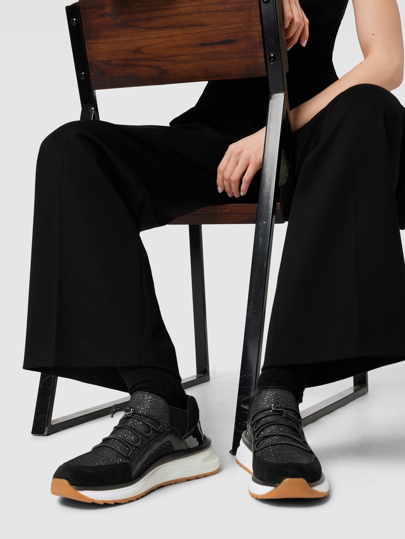 Sneaker mit Label-Detail in schwarz