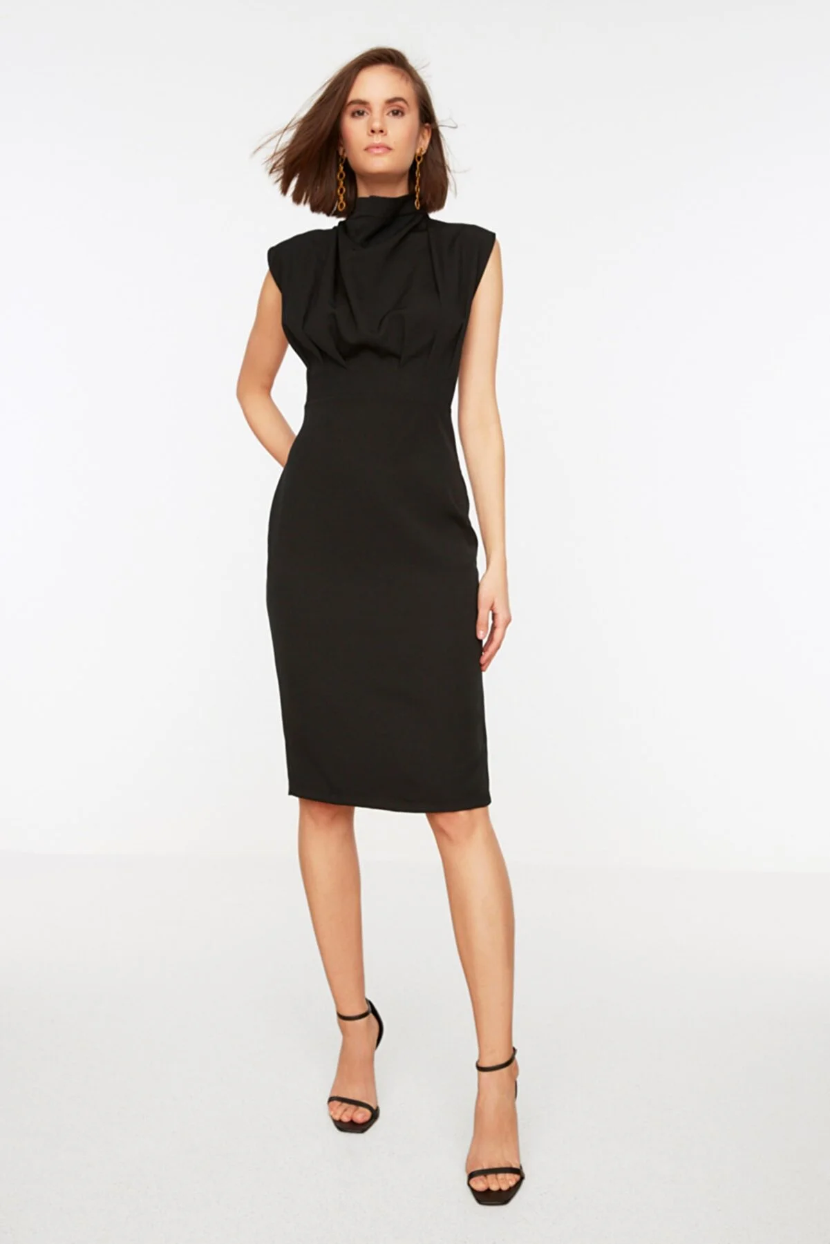 Trendyol Collection  Schwarzes, figurbetontes, gewebtes Kleid mit Stehkragen TWOAW20EL0311