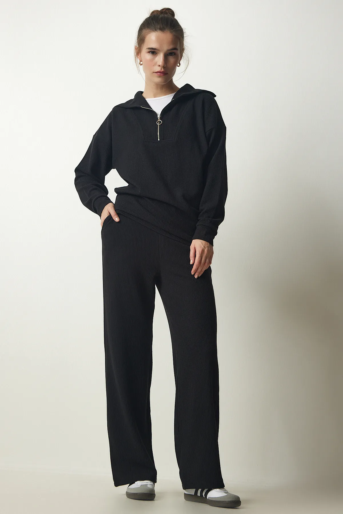 Happiness İstanbul  Schwarzes Strick-Bluse-Hosen-Set für Damen EW00004