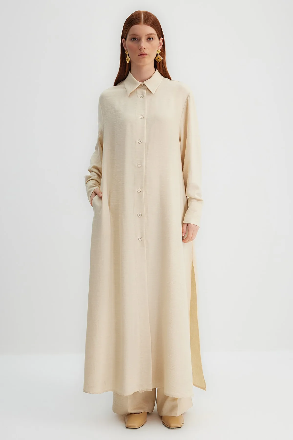 Trendyol Modest  X Kevser Sarıoglu Beiges, langes, gewebtes Hemd mit seitlichem Schlitztaschendetail TCLSS23TG00000