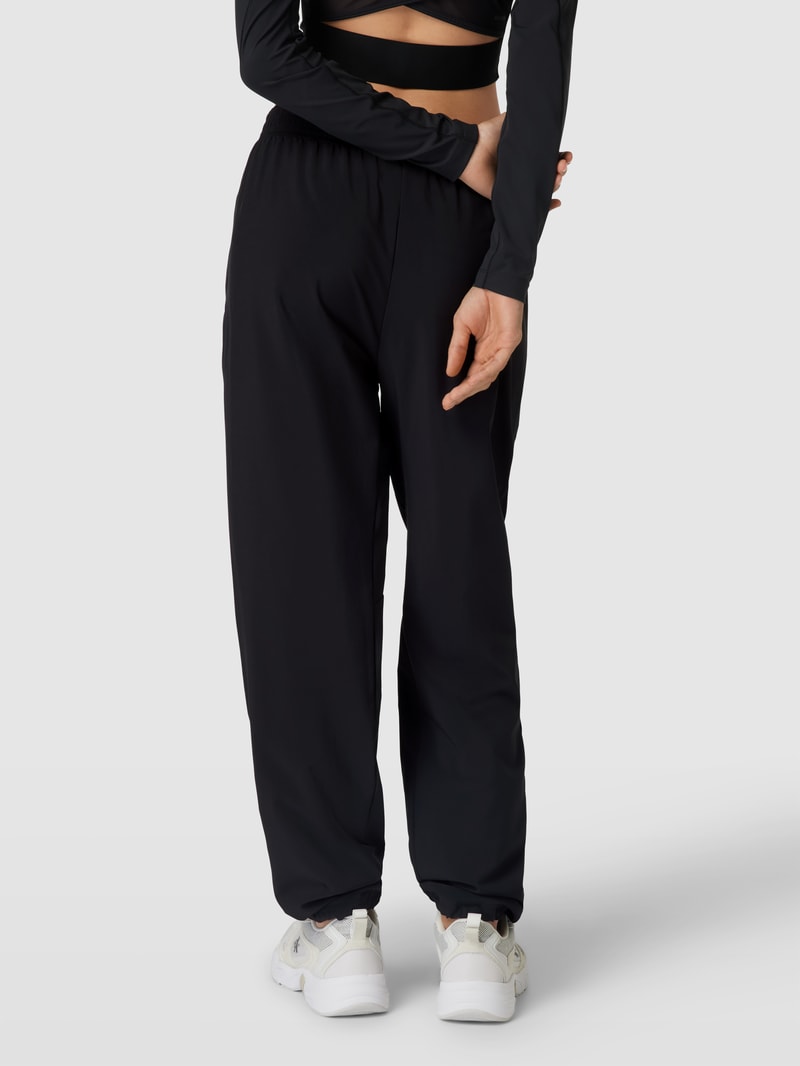 Sweatpants mit seitlichen Eingrifftaschen in schwarz