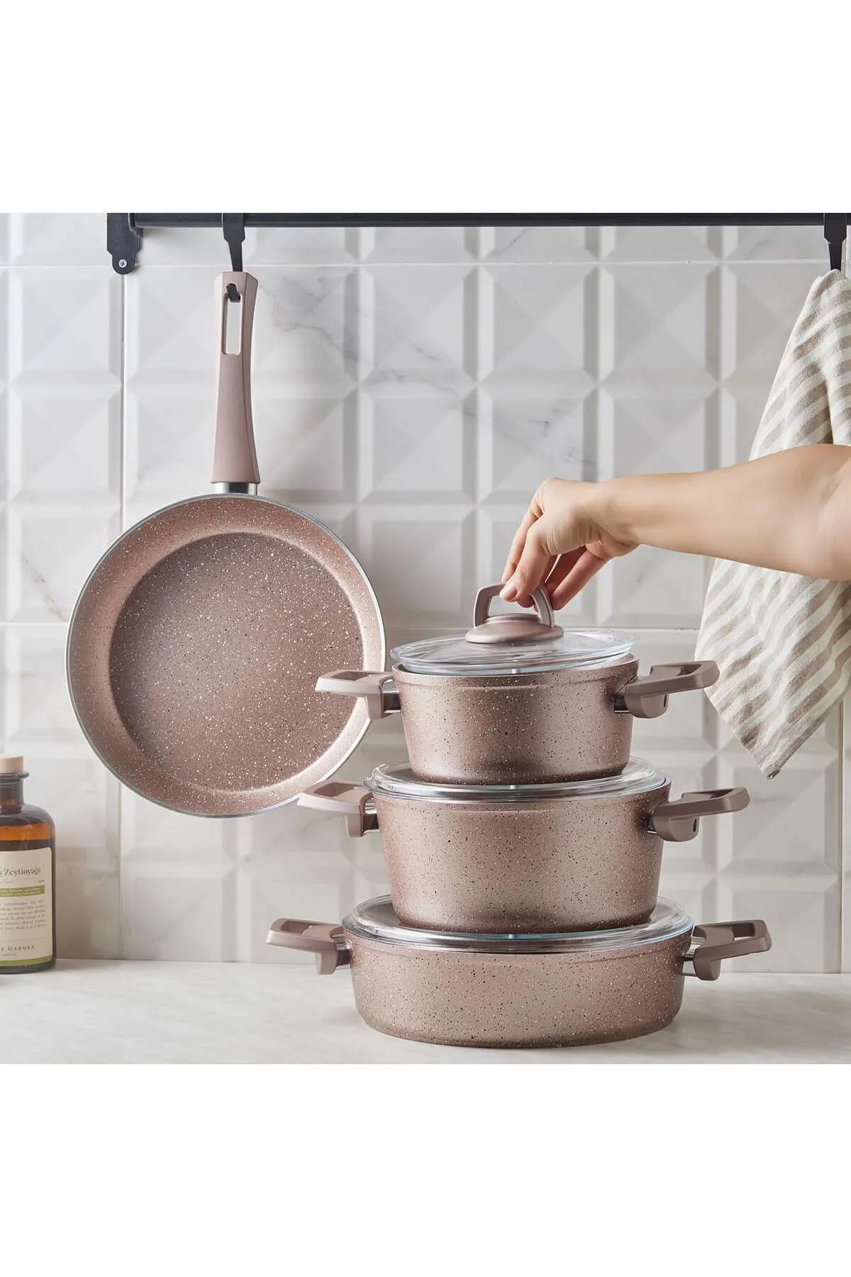 Karaca  Biogranit Antik Rose 7-teiliges Kochgeschirr-Set Kochgeschirr-Set, Antihaftbeschichtung, Topf