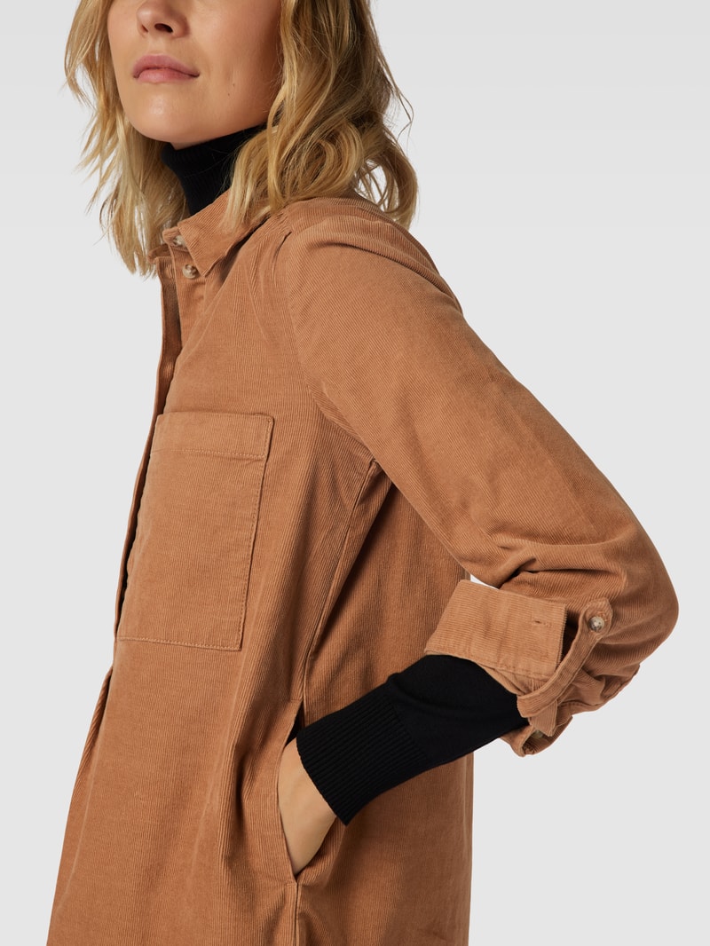 Knielanges Kleid aus Cord mit Brusttasche in camel