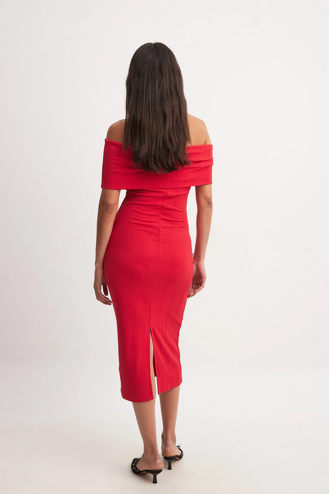 Schulterfreies geripptes Midikleid