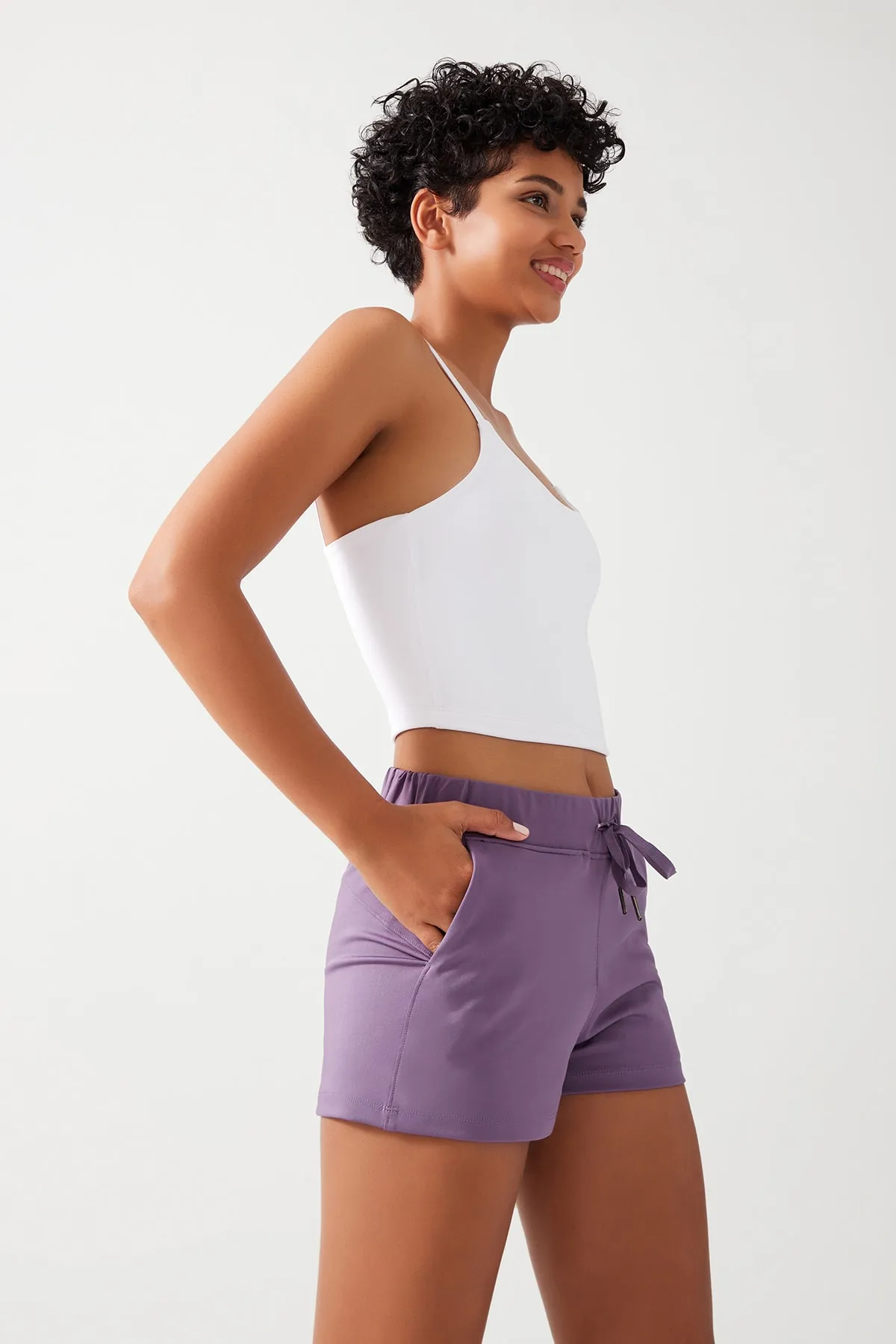 LOS OJOS  Damen-Sportshorts mit Taschen, elastischem Bund und Basic-Passform in Flieder