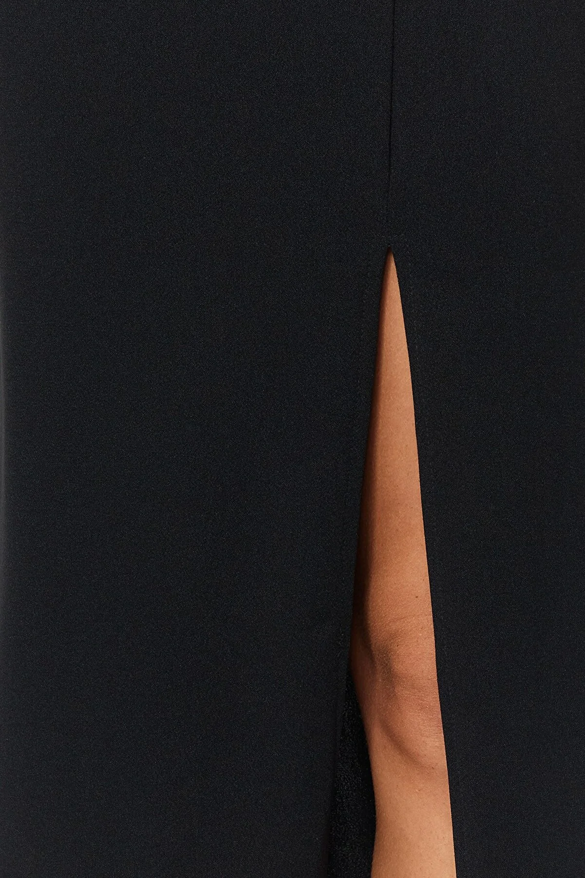 Trendyol Collection  Schwarzer eleganter Maxirock aus Crêpe mit Schlitz und hoher Taille aus Stretch-Strick TWOSS23ET00351