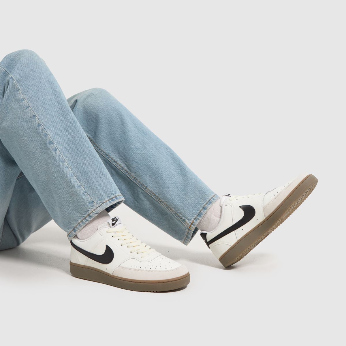 Nike Court Vision låga träningsskor i vitt och svart