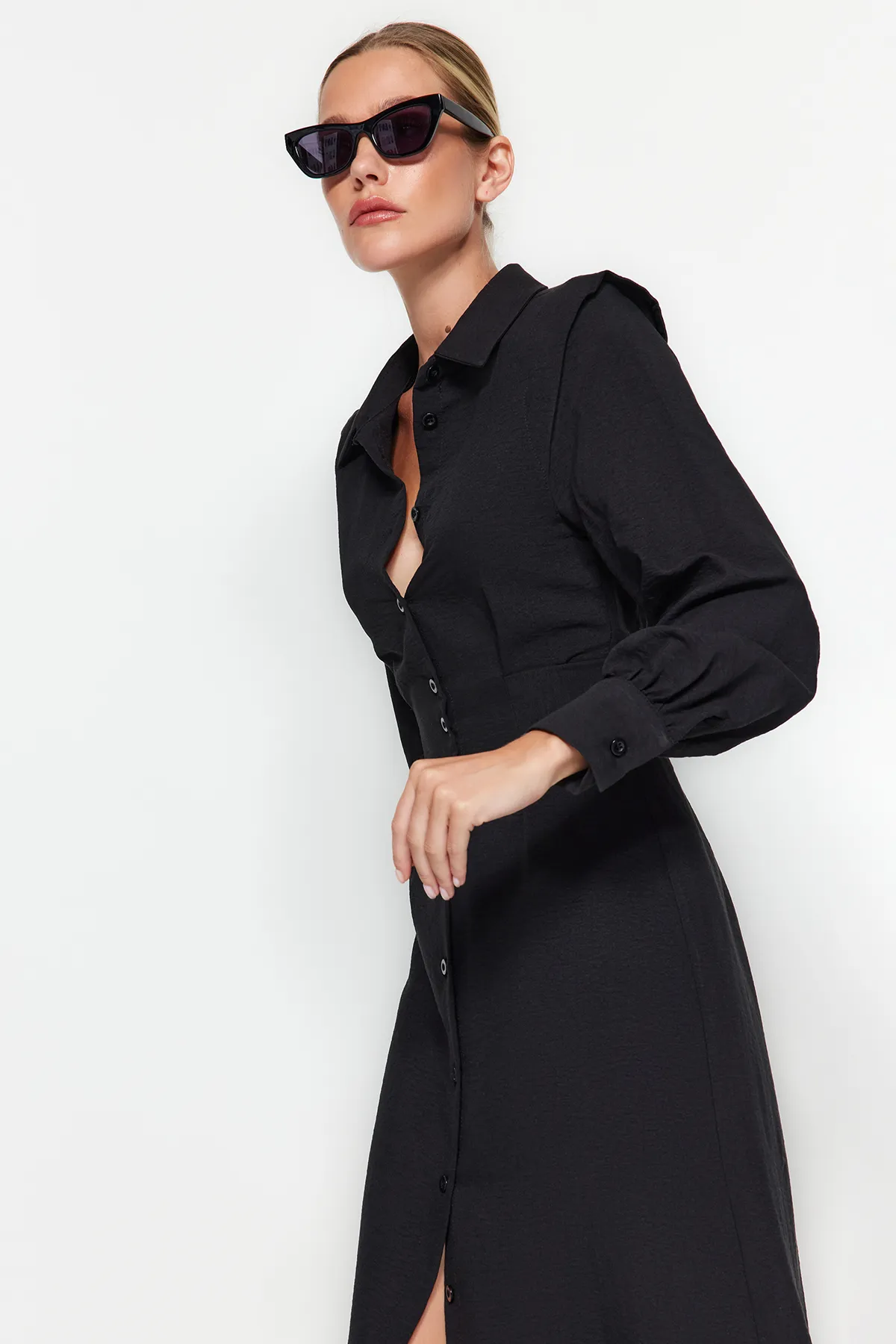 Trendyol Collection  Schwarzes, geknöpftes, gewebtes Kleid zum Binden am Rücken TWOAW24EL00367