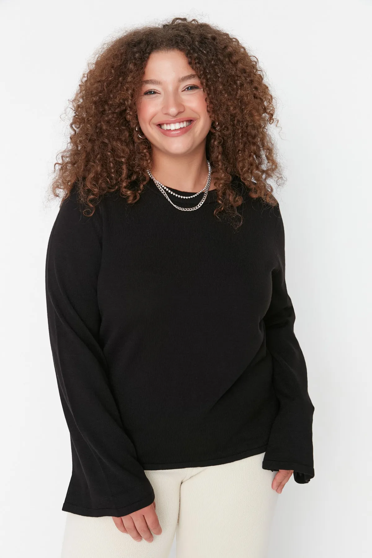 Trendyol Curve  Schwarzer Strickpullover mit spanischen Ärmeln TBBAW23AN00034