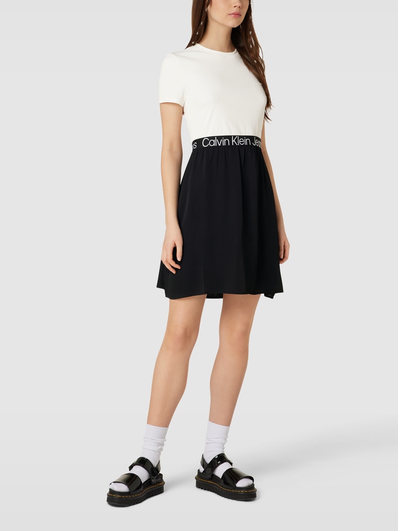 Kleid mit Logo-Bund in weiss