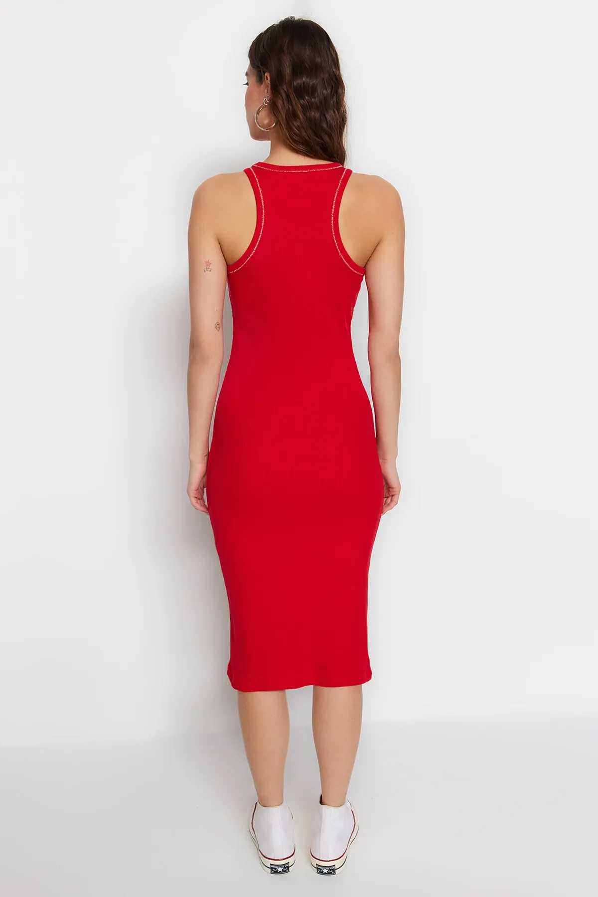 Trendyol Collection  Rotes, nachhaltigeres, tailliertes, geripptes Mini-Strickkleid mit Neckholder TWOSS23EL01970