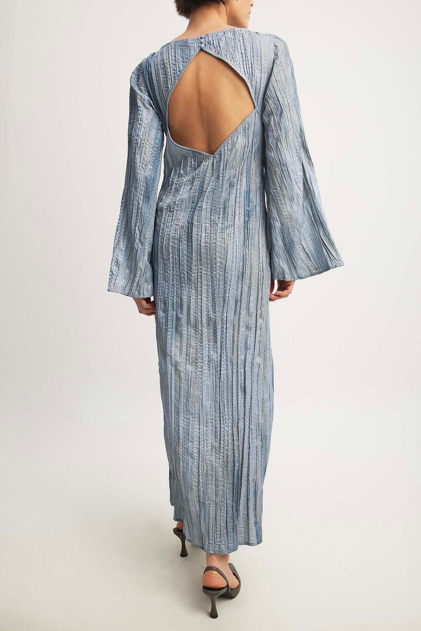 Maxikleid in Knitteroptik mit langen Ärmeln und offenem Rücken