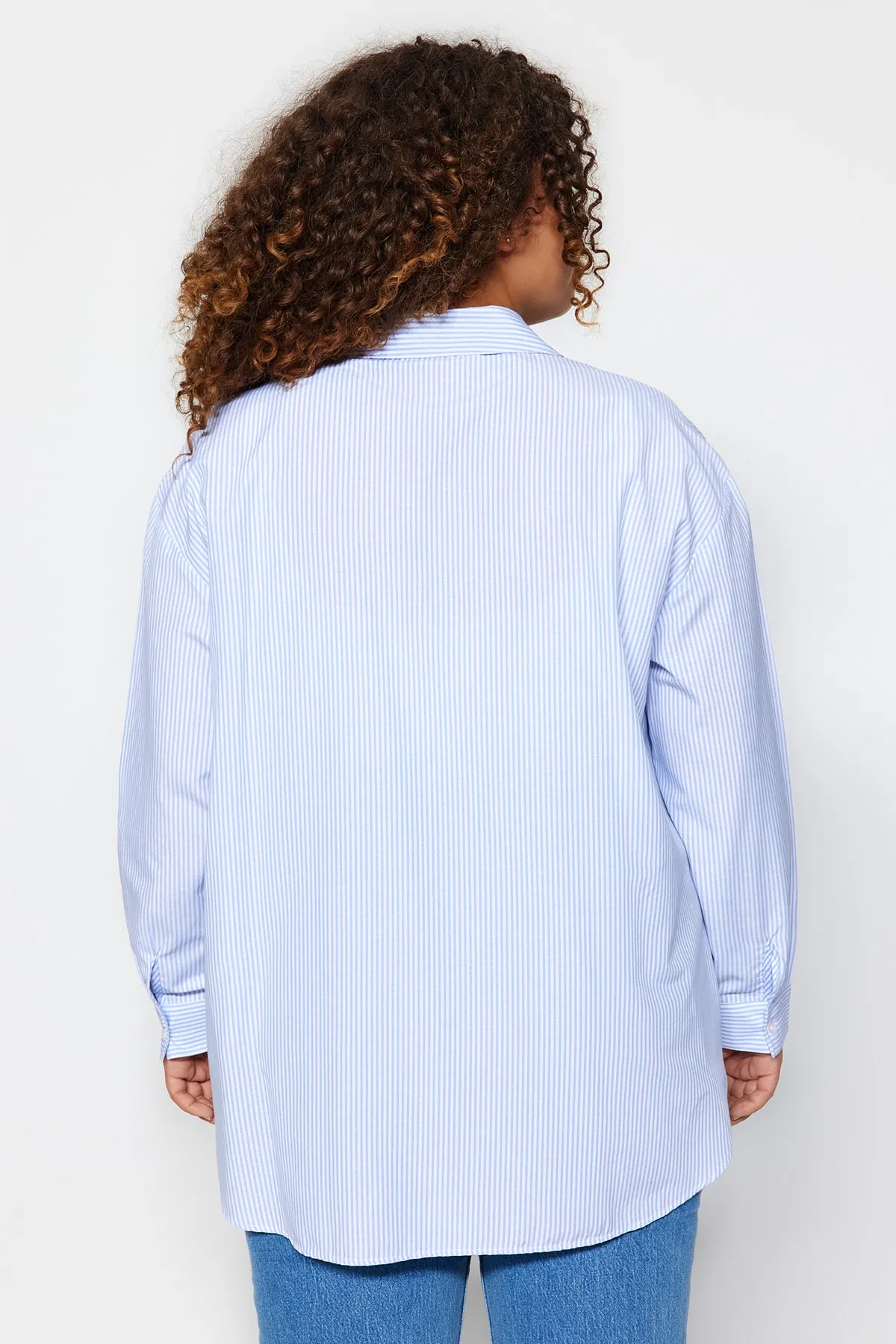 Trendyol Curve  Blau gestreiftes Popeline-Hemd TBBAW24AX00001