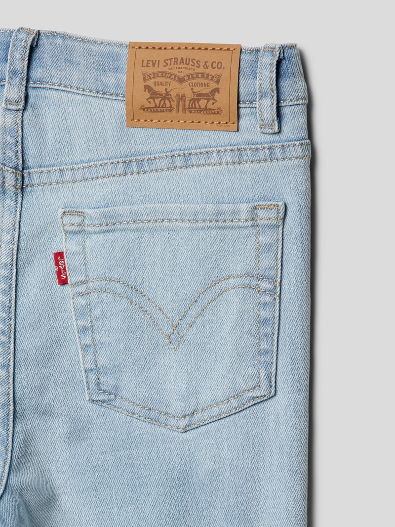 Flared Cut Jeans mit Label-Patch in hellblau