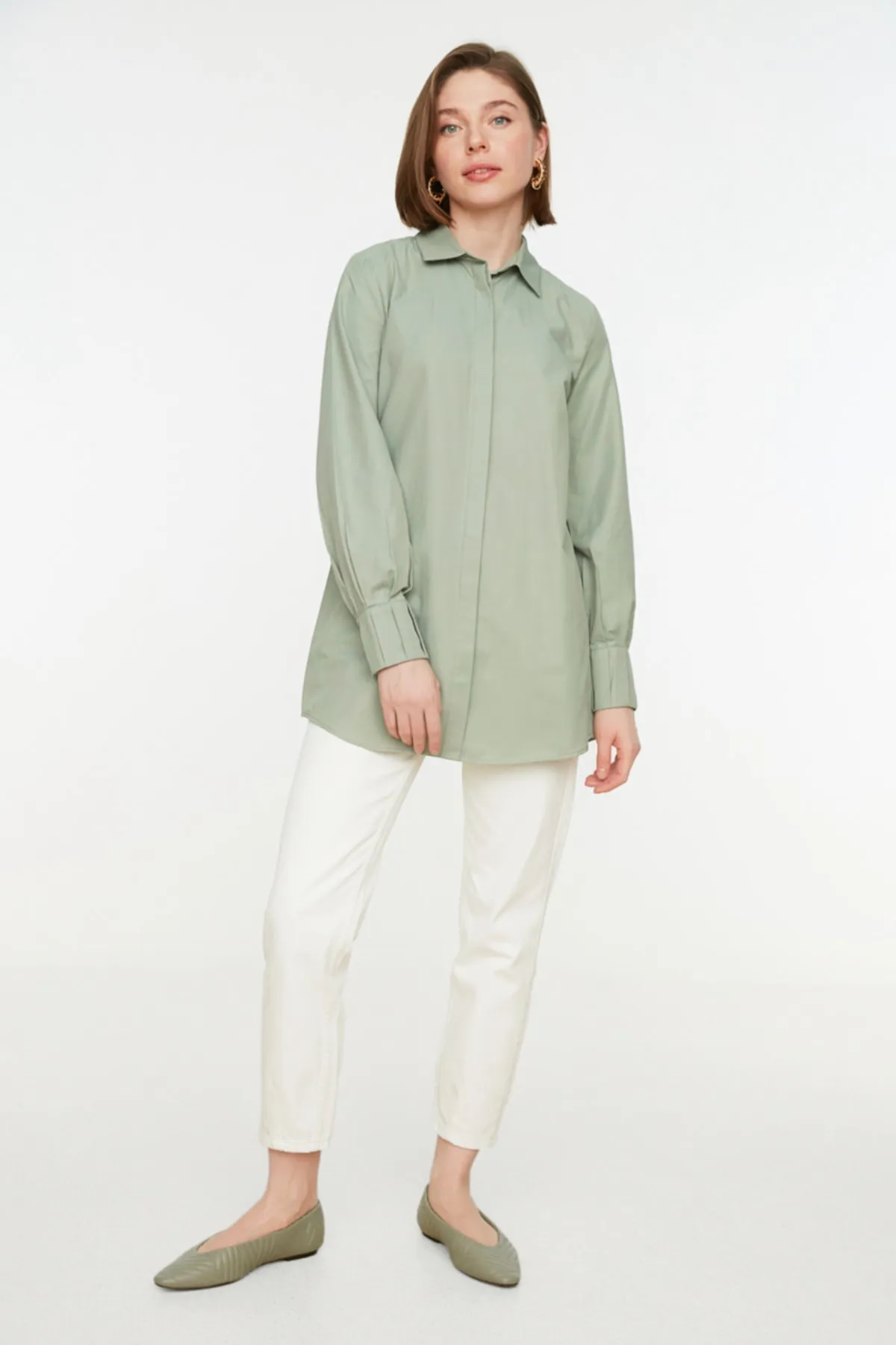 Trendyol Modest  Hellkhakifarbenes, gewebtes Hemd mit versteckter Knopfleiste und Manschettendetails TCTSS22GO0103