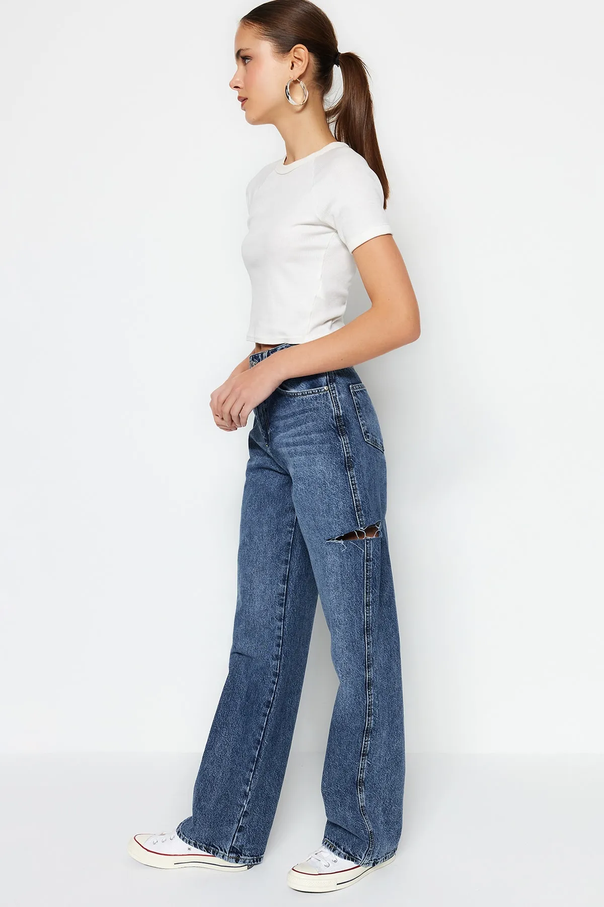 Trendyol Collection  Dunkelblaue zerrissene Jeans mit hoher Taille und weitem Bein TWOSS23JE00142