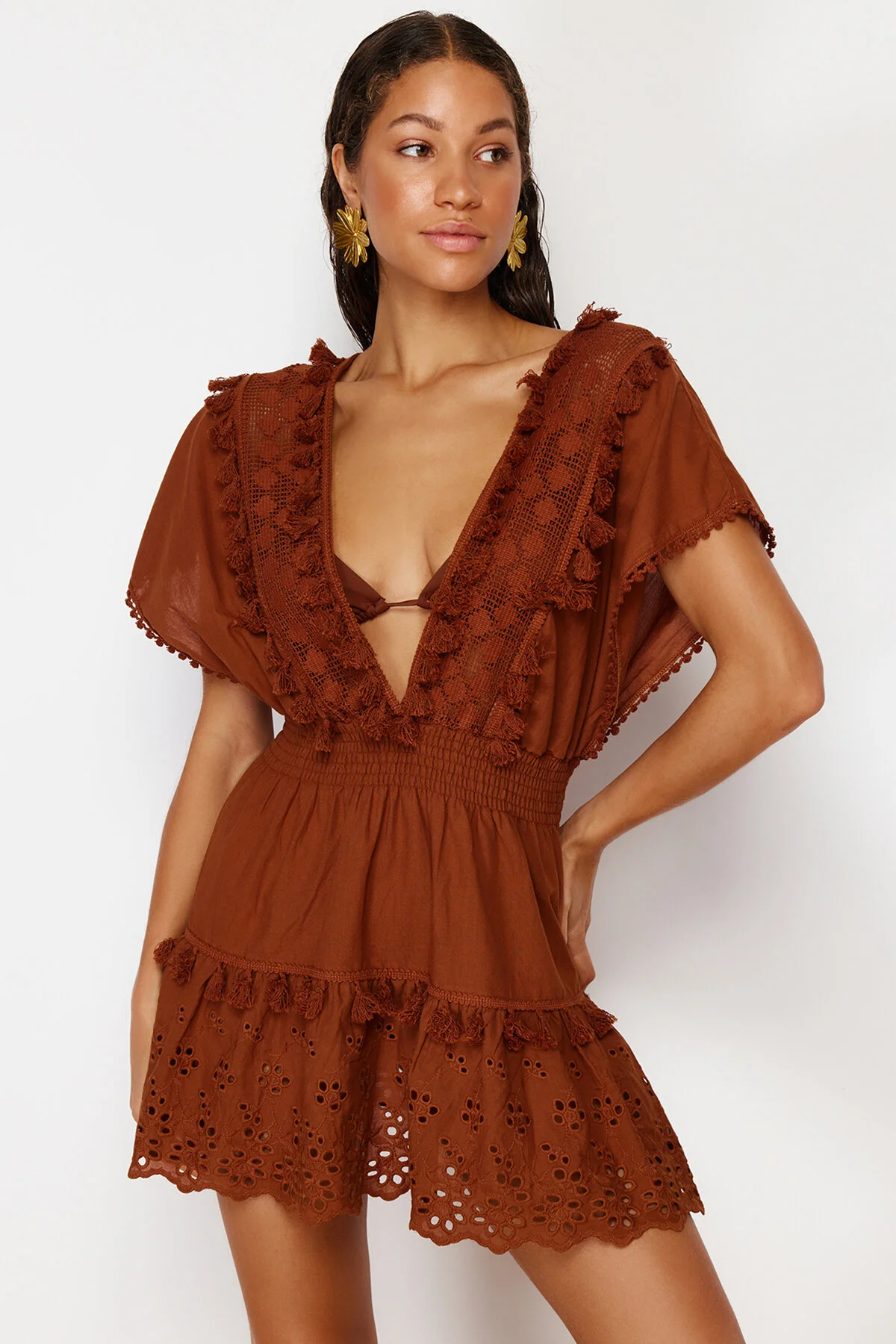 Trendyol Collection  Braunes Mini-Strandkleid aus 100 % Baumwolle mit gewebten Brode-Details TBESS21EL1248