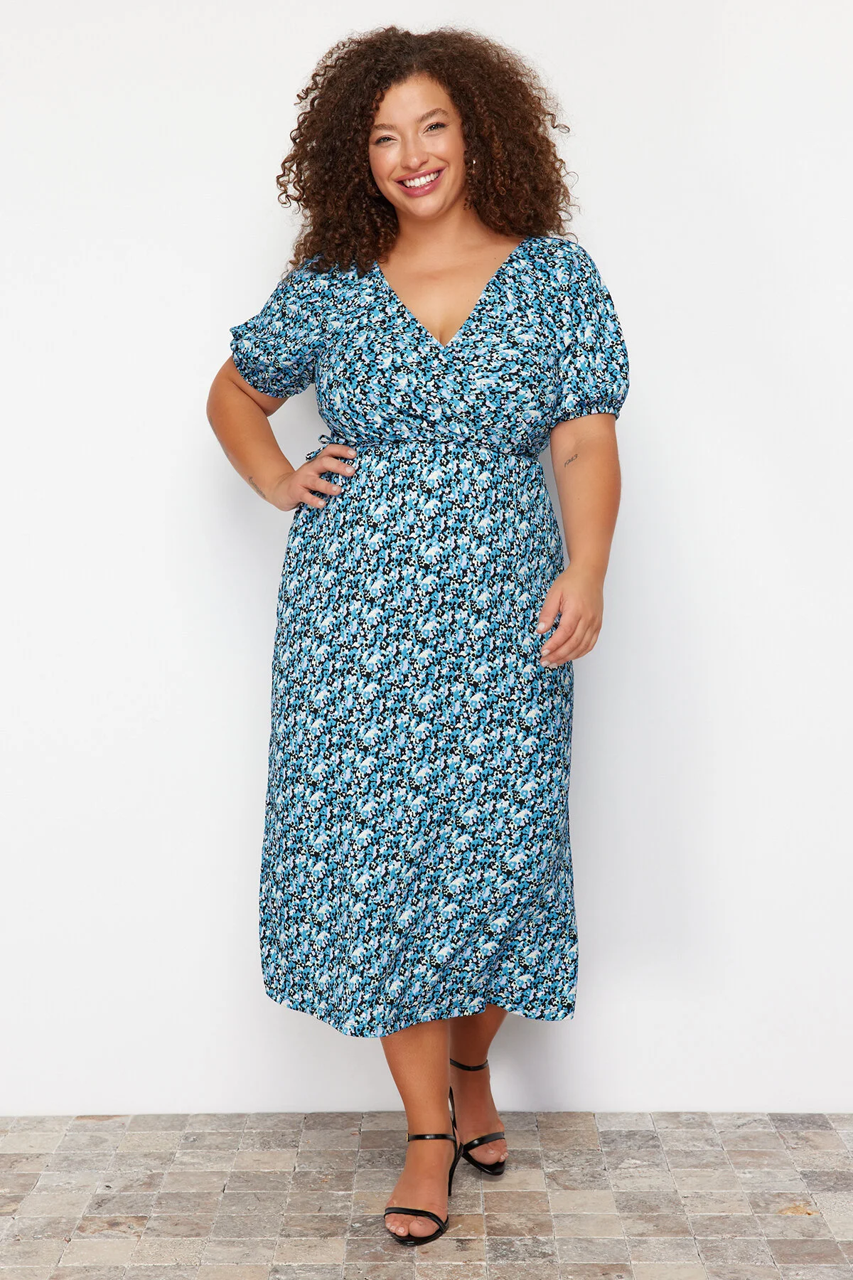 Trendyol Curve  Mehrfarbiges, zweireihiges Midi-Strickkleid mit Blumenmuster TBBSS24AH00148