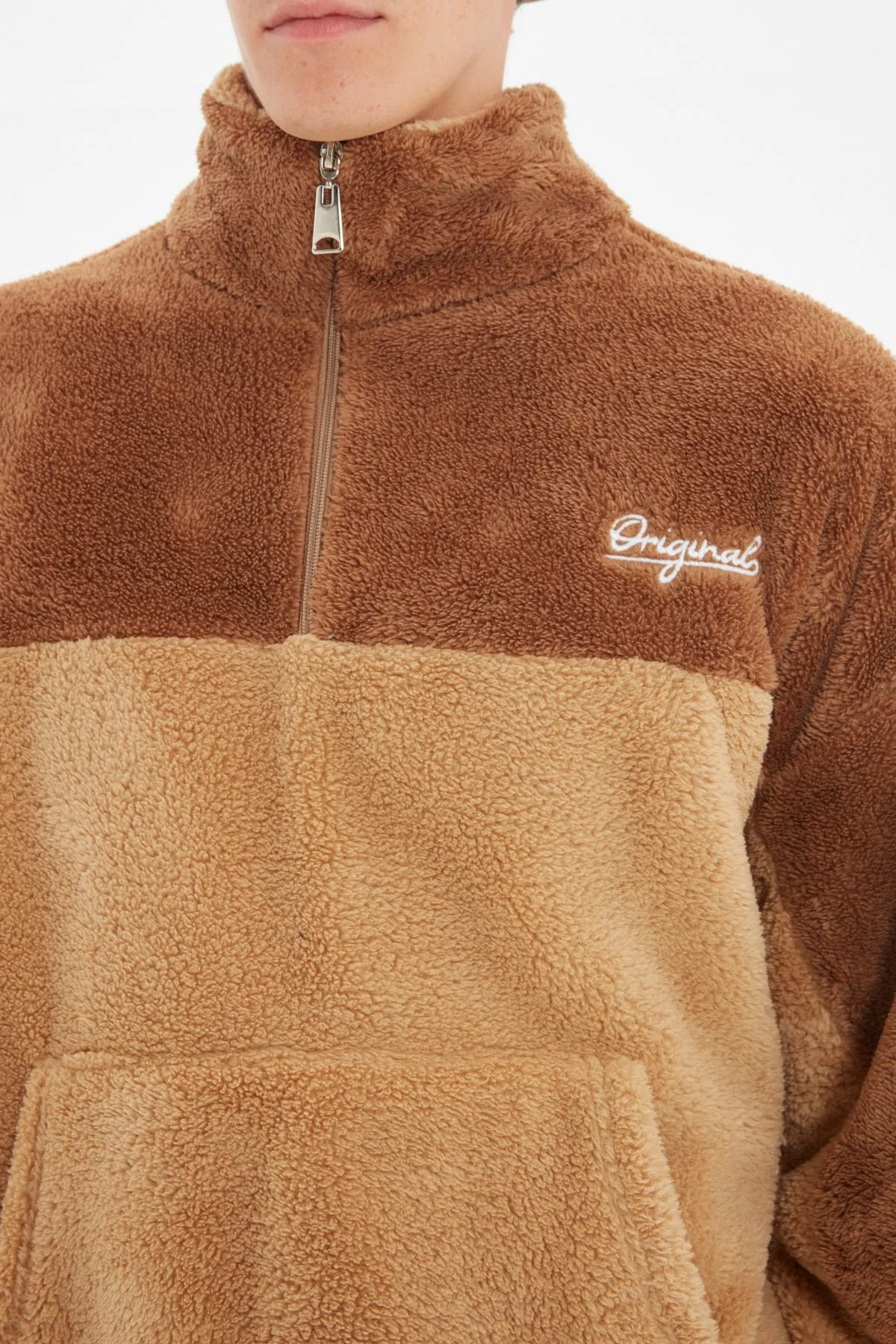 Trendyol Collection  Camel Unisex-Sweatshirt in Übergröße/Weitschnitt, Farbblock, minimale Stickerei, warmes Plüsch-Sweatshirt TMNAW22SW1477