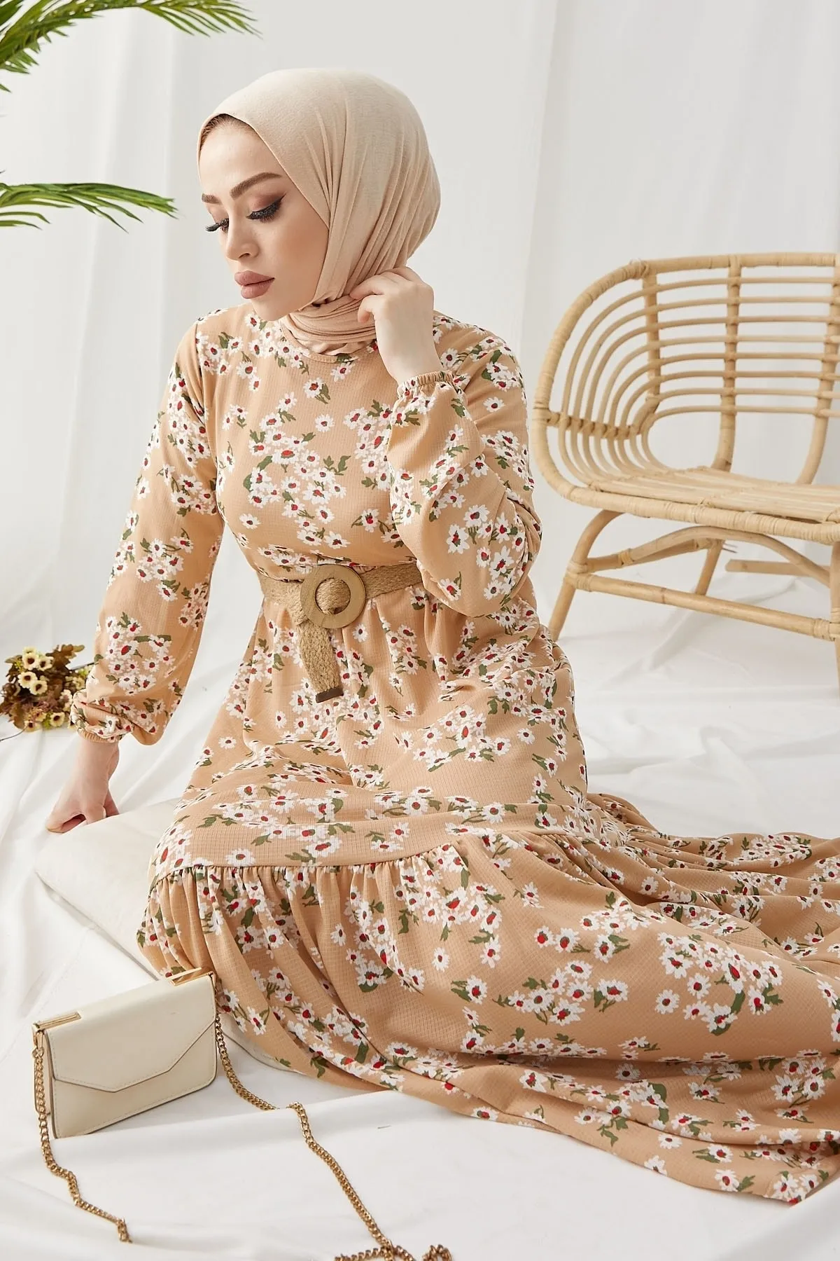 InStyle  Lesa Blumenkleid mit Strohgürtel – Beige