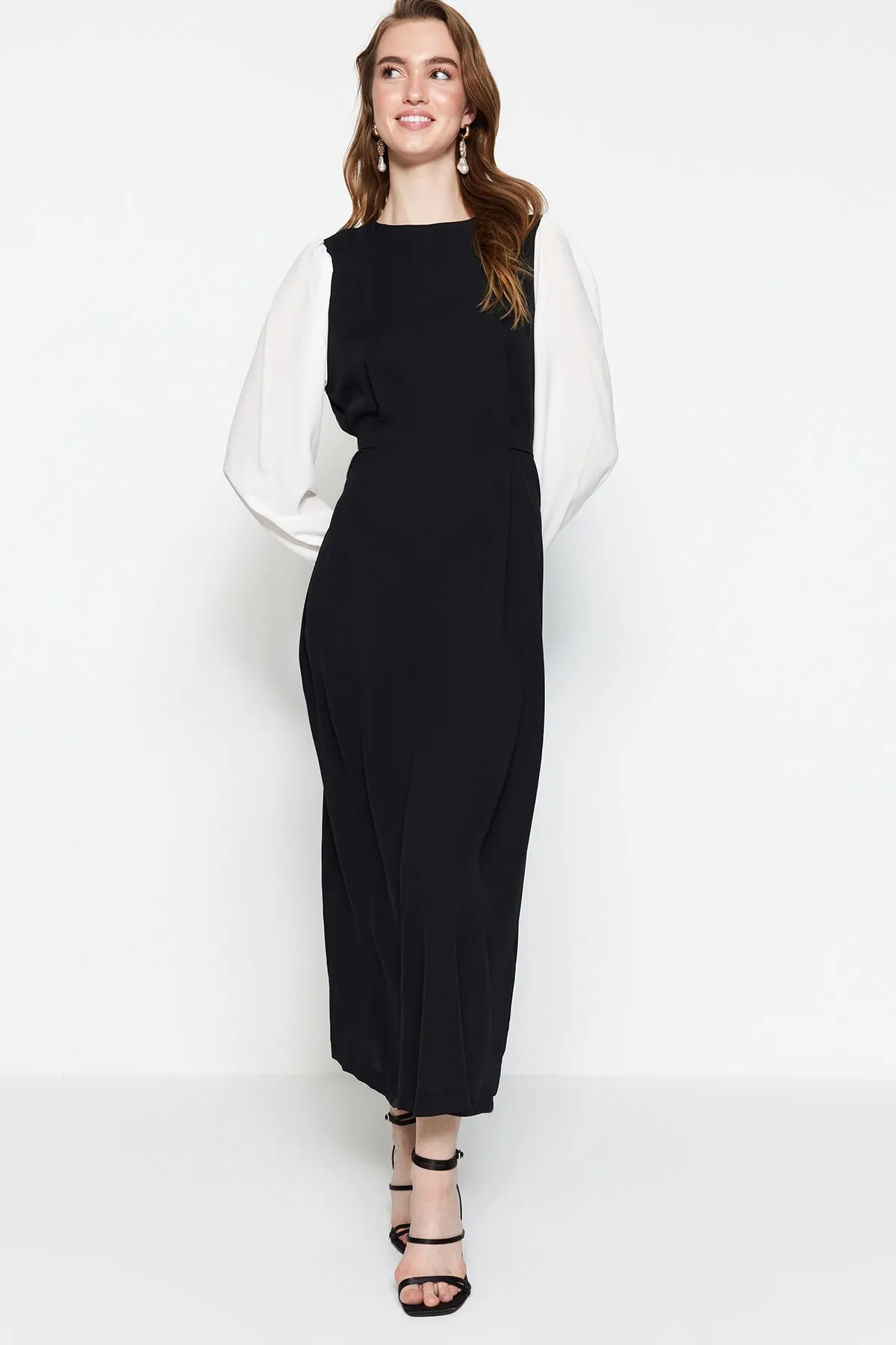 Trendyol Modest  Schwarzes Abendkleid mit Bindedetail am Rücken TCTSS23DB00036