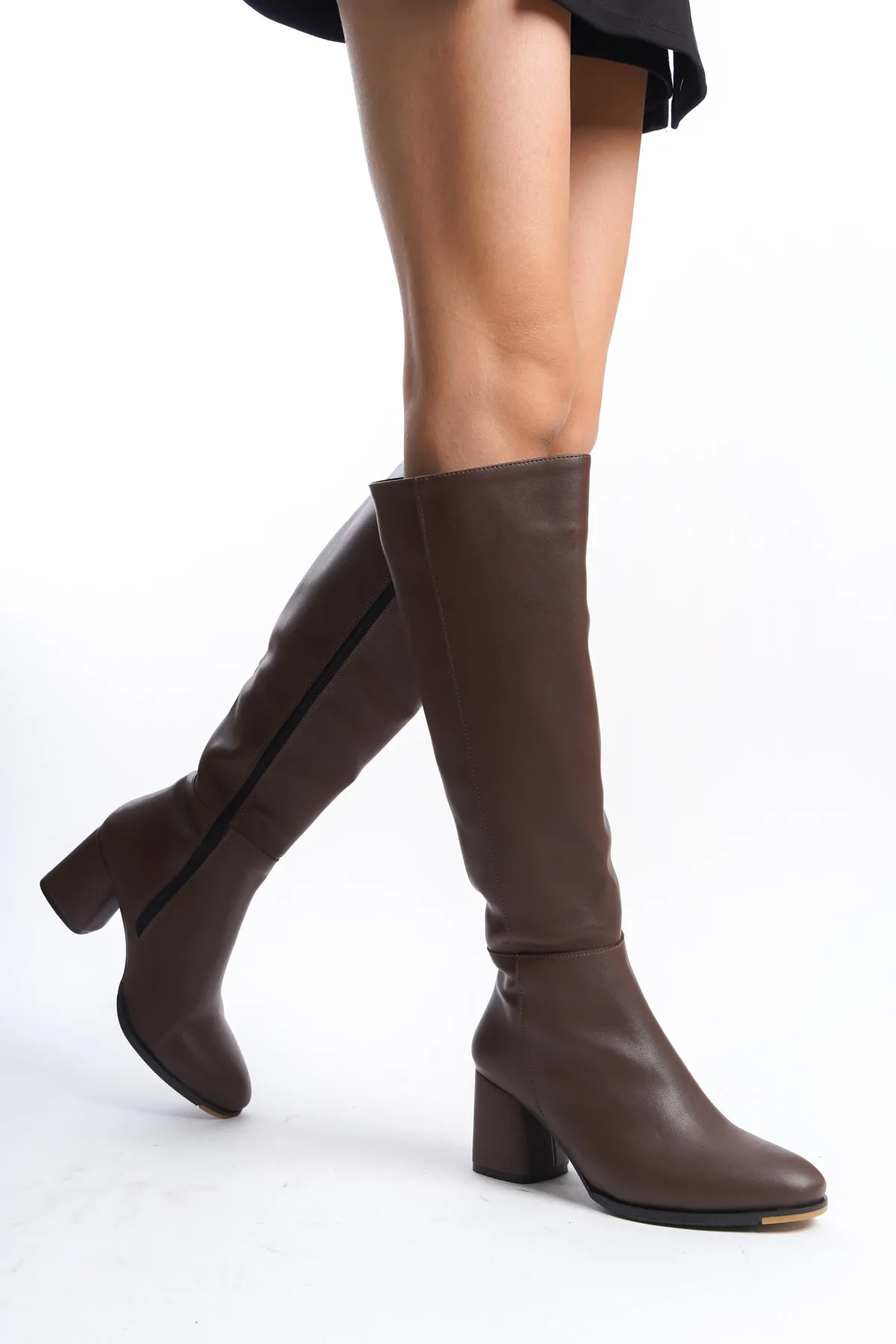 Capone Outfitters  Damenstiefel mit ovaler Spitze und seitlichem Reißverschluss und Absatz