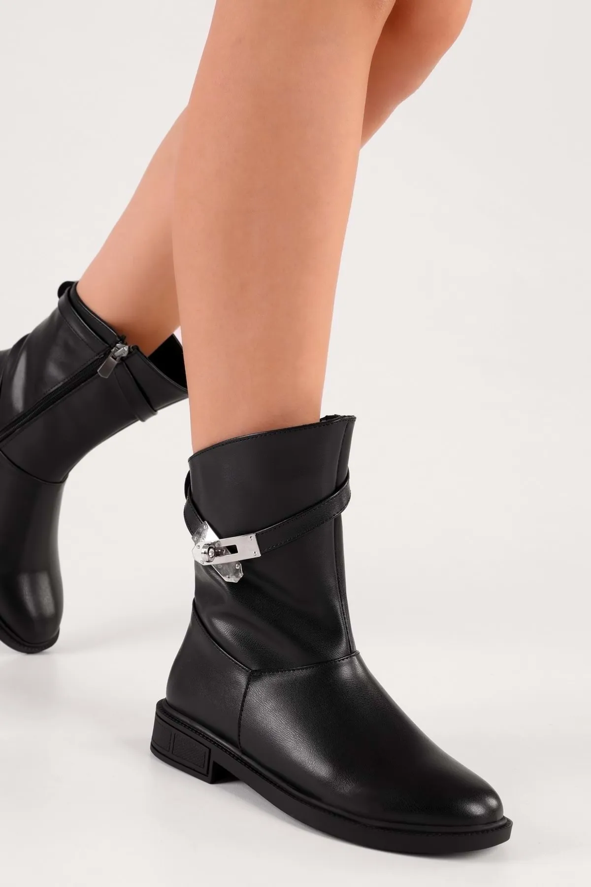 Shoeberry  Damen-Stiefel Mayslie Black Skin mit Schnalle und flachem Absatz Black Skin