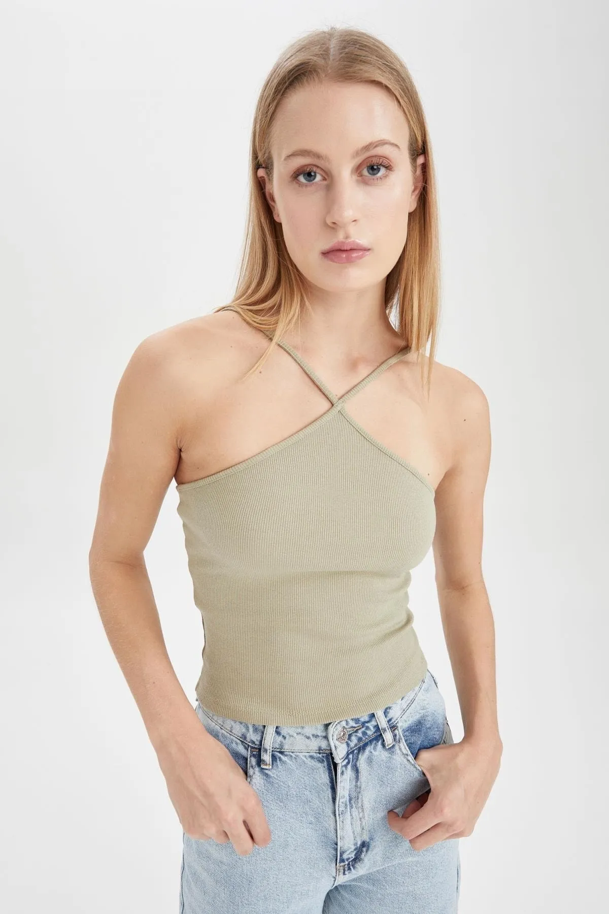 DeFacto  Figurbetontes, kurz geschnittenes Sportler-Camisole mit Kreuzkragen