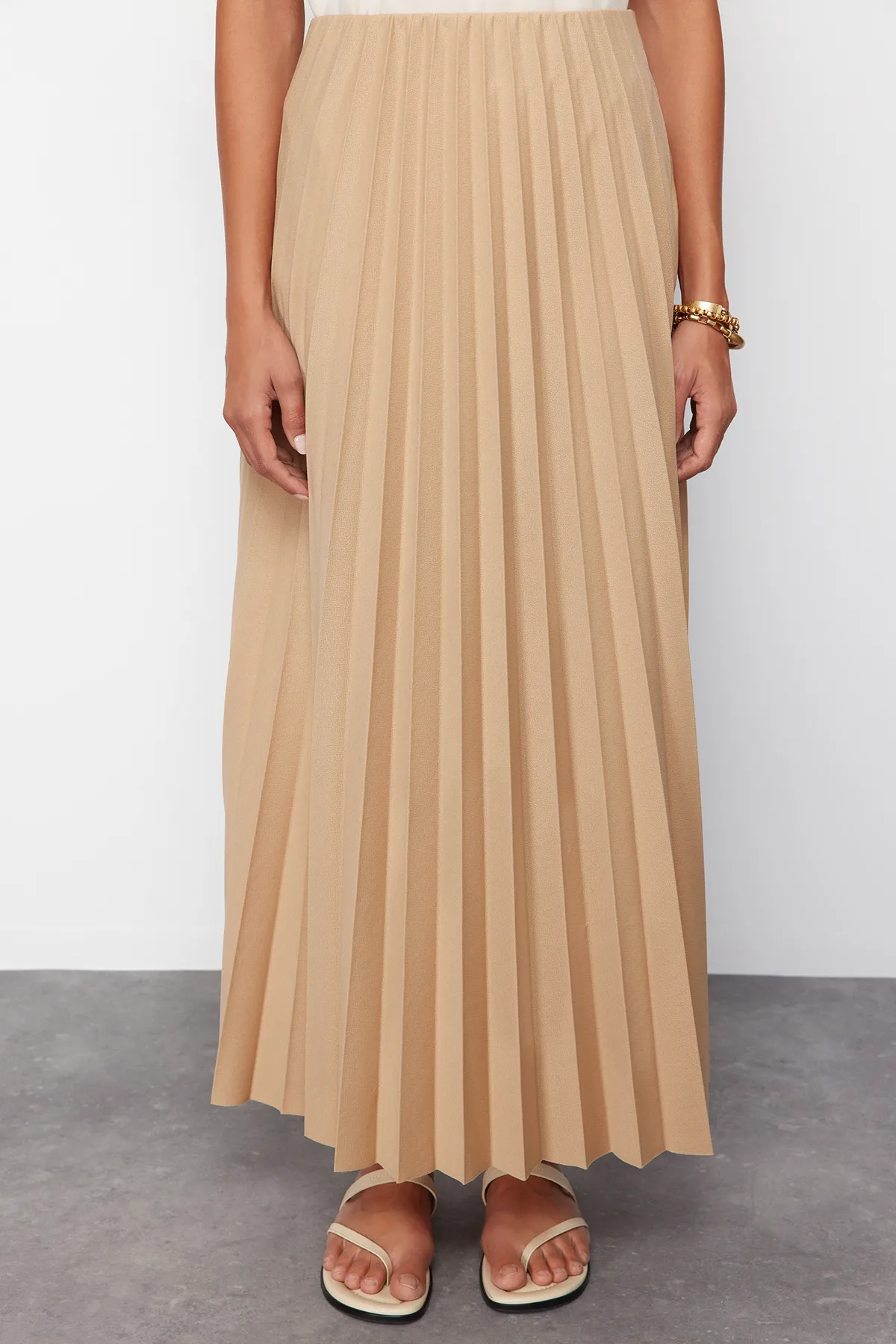 Trendyol Modest  Dunkelbeiger, plissierter Strickrock TCTSS24EE00005