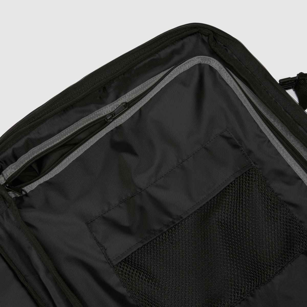 Eastpak fekete transitr 4s utazóbőrönd