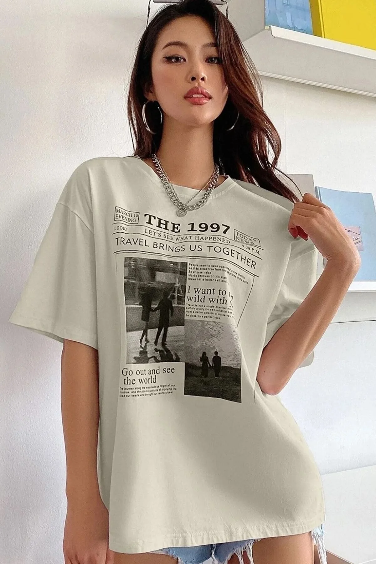 uyguntarz  Beiges bedrucktes Oversize-T-Shirt „The 1997“ für Damen