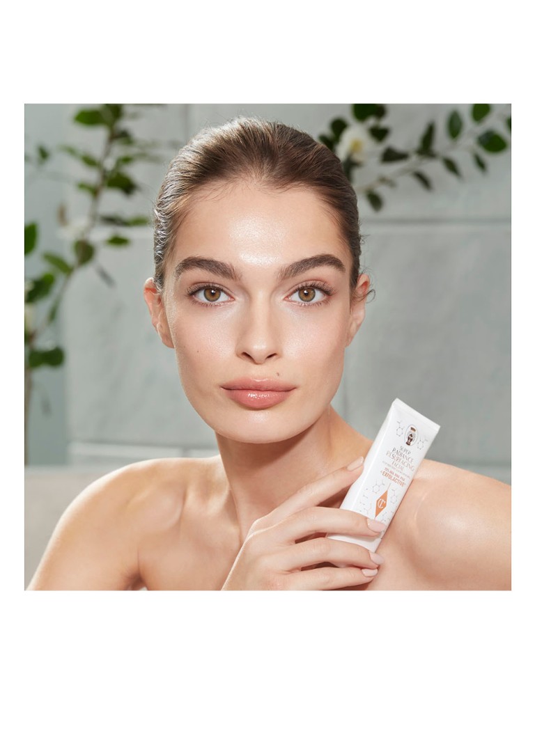 Šarlotes Tilberijas Super Radiance Resurfacing Facial - pīlinga un vakara sejas procedūra