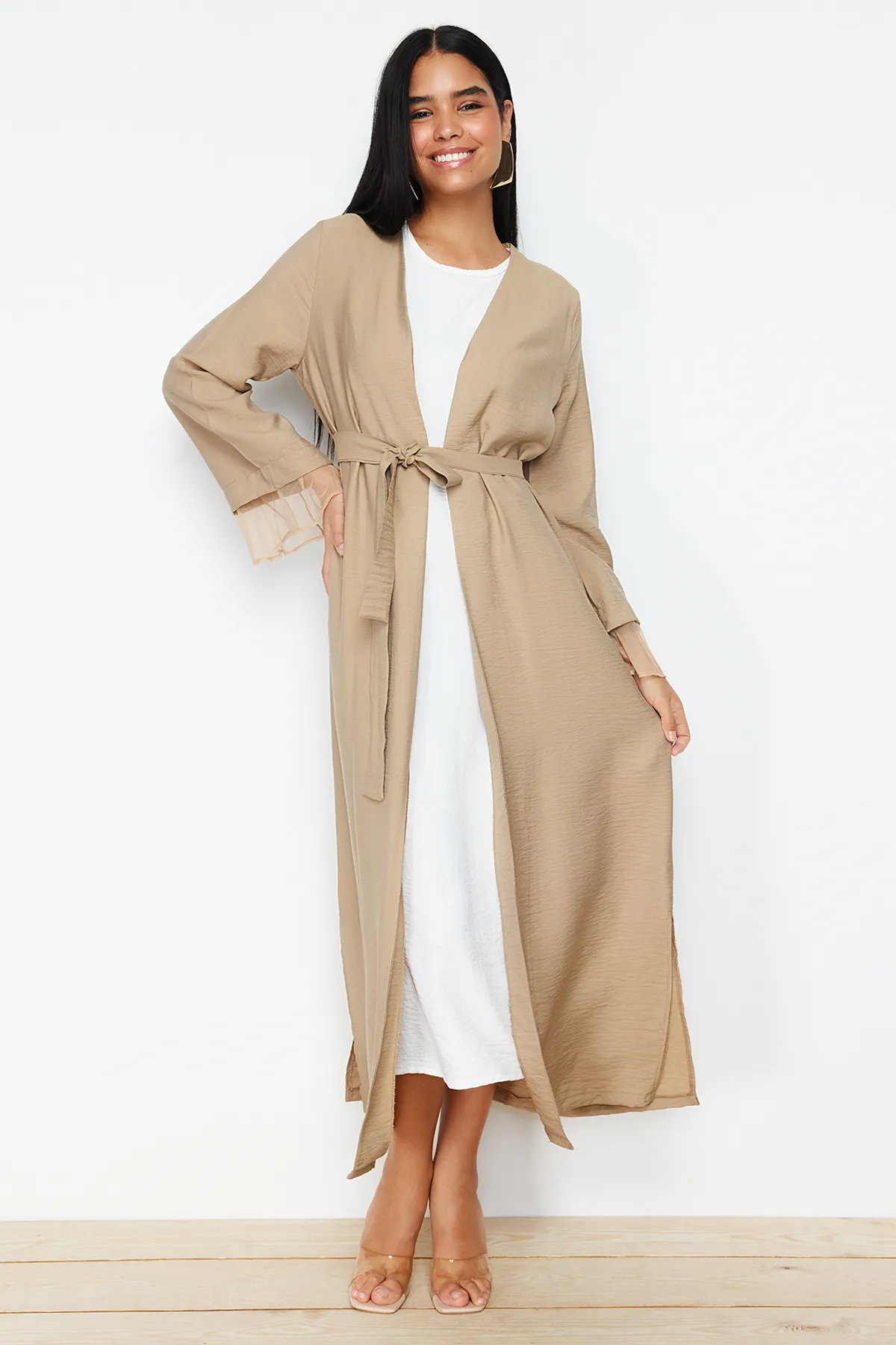 Trendyol Modest  Gewebte Kappe mit Gürtel und Tülldetail in Nerzfarbe, Ferace und Abaya TCTSS24KF00010
