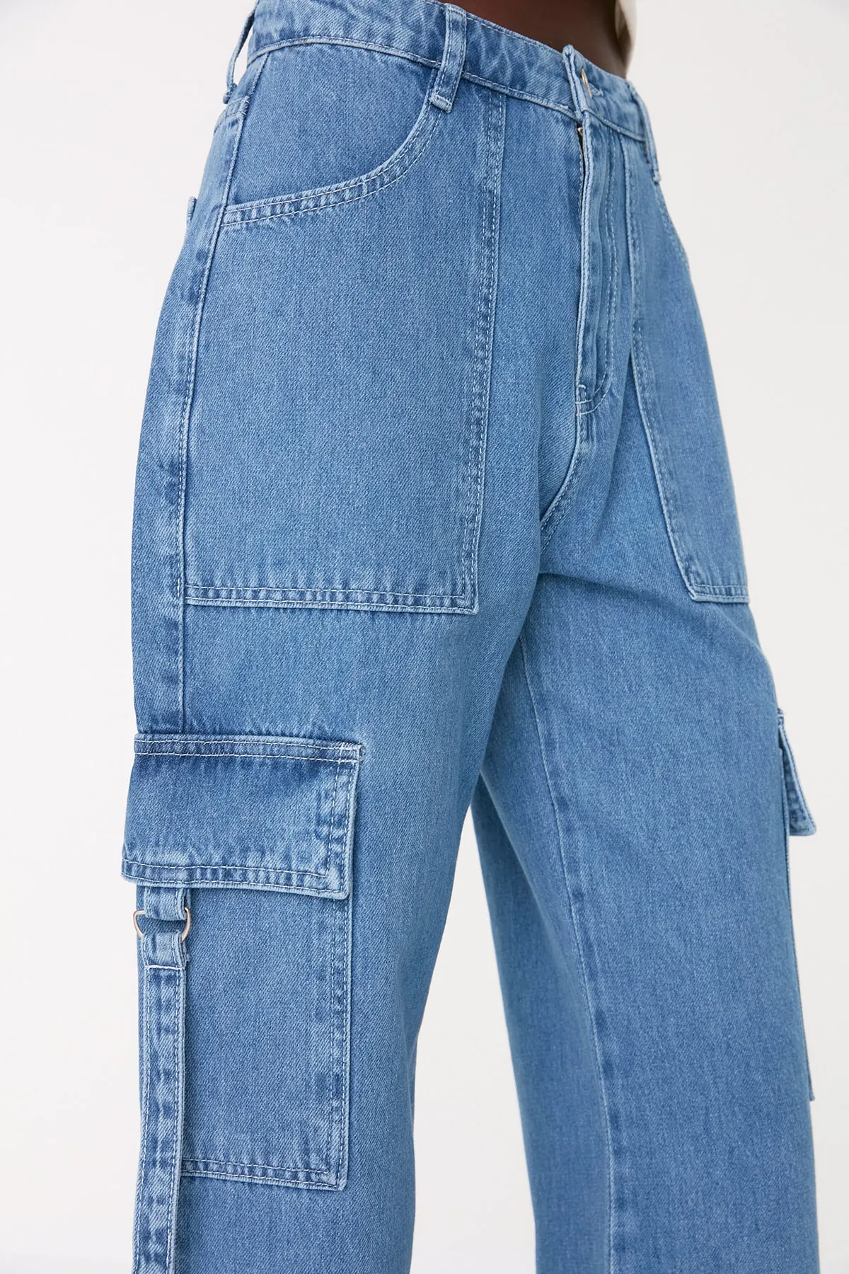 Trendyol Collection  Blaue Jeans mit hoher Taille und weitem Bein und Cargo-Taschen TWOSS22JE0657