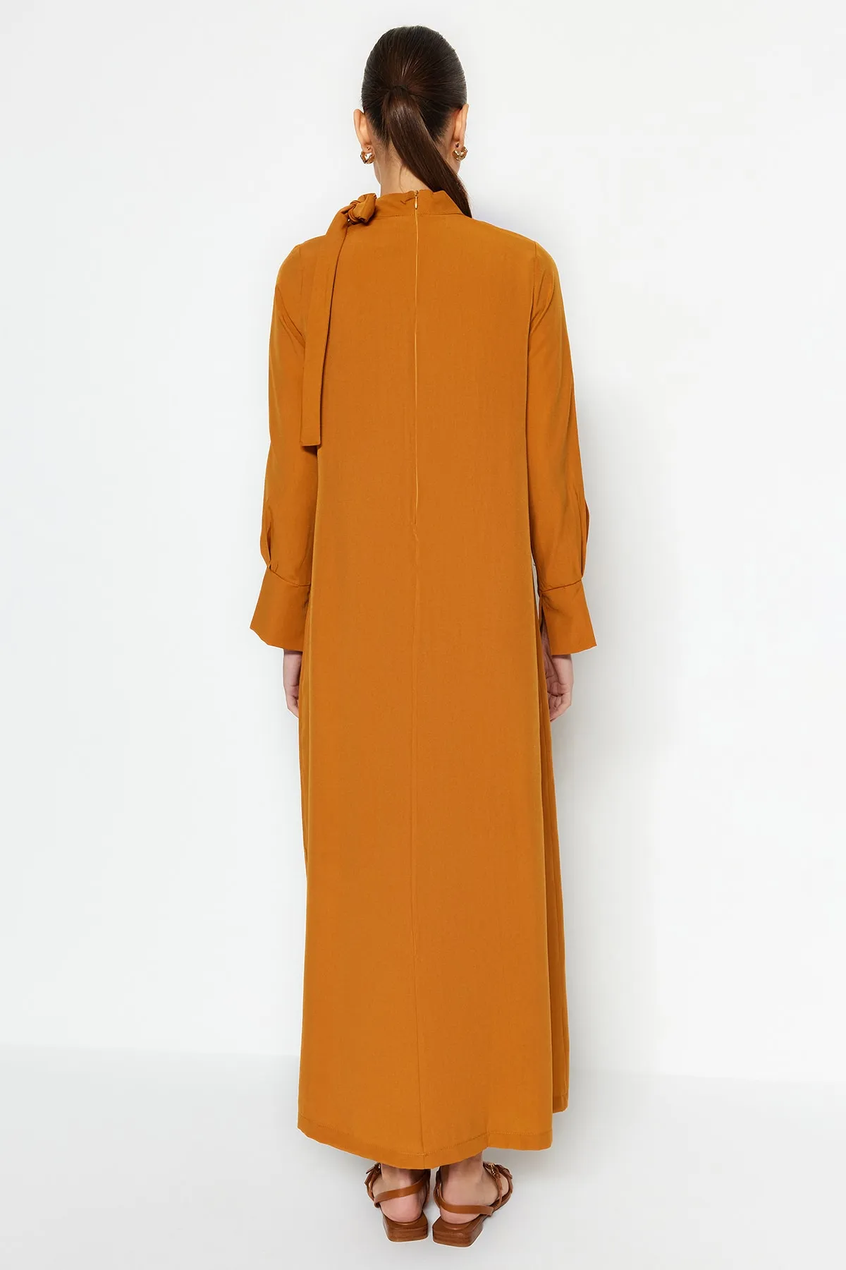 Trendyol Modest  Gewebtes Kleid mit Zimtkragen und Bindedetail TCTSS23EB00283
