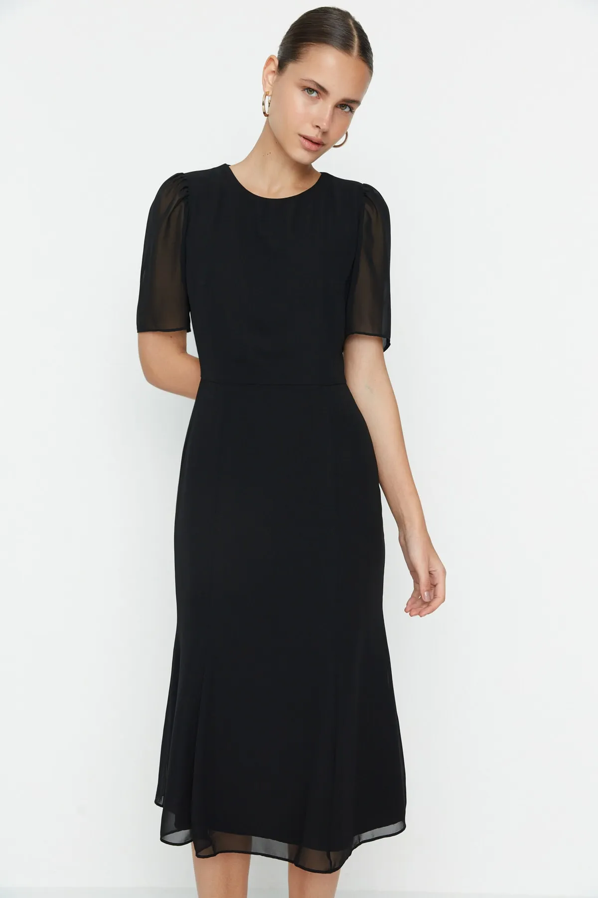 Trendyol Collection  Schwarzes gewebtes Midikleid aus Chiffon mit Volantfutter TWOSS22EL2771