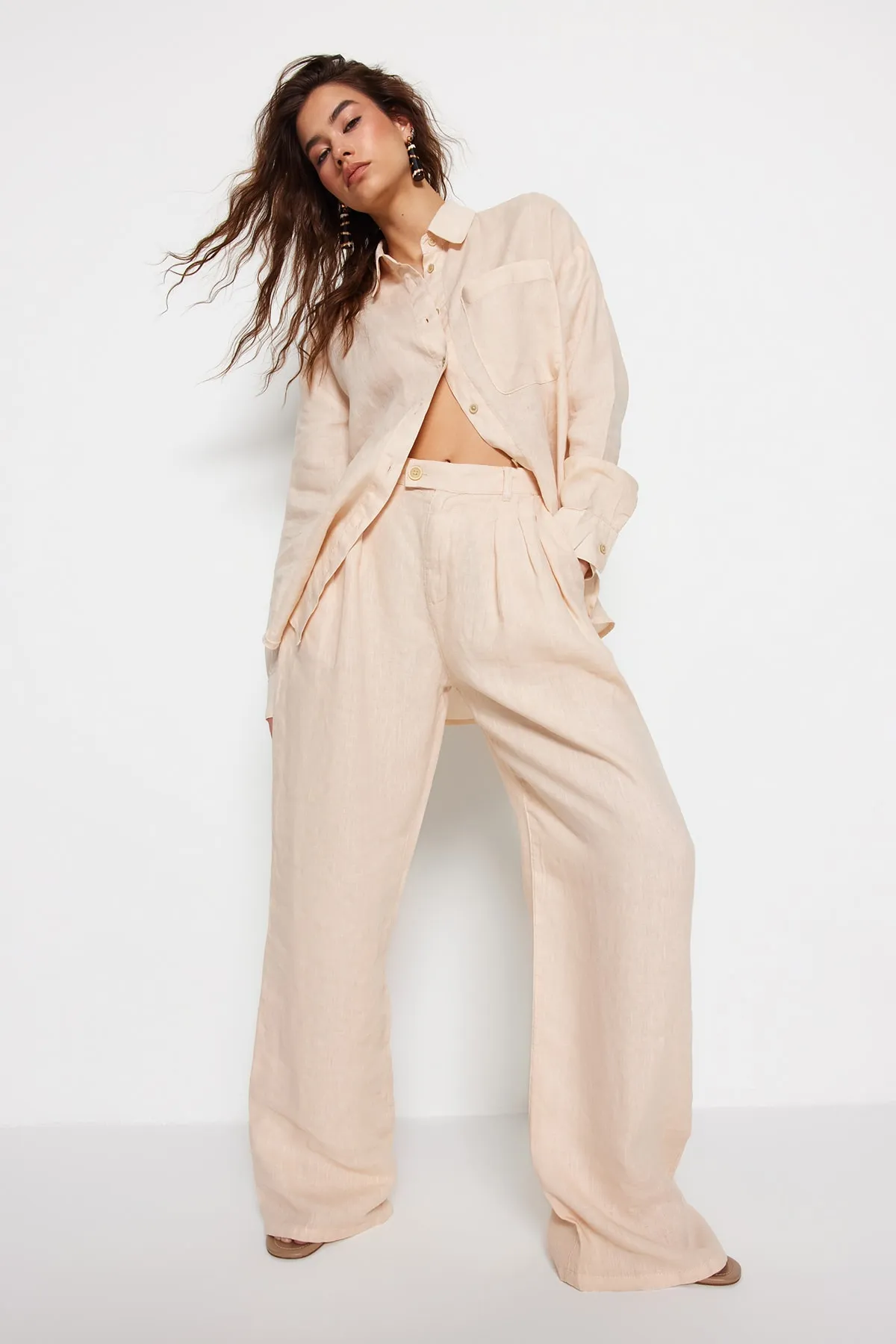 Trendyol Collection  Beigefarbene Plissierte Hose aus 100 % Leinen mit hoher Taille und weitem Bein TWOSS23JE00294